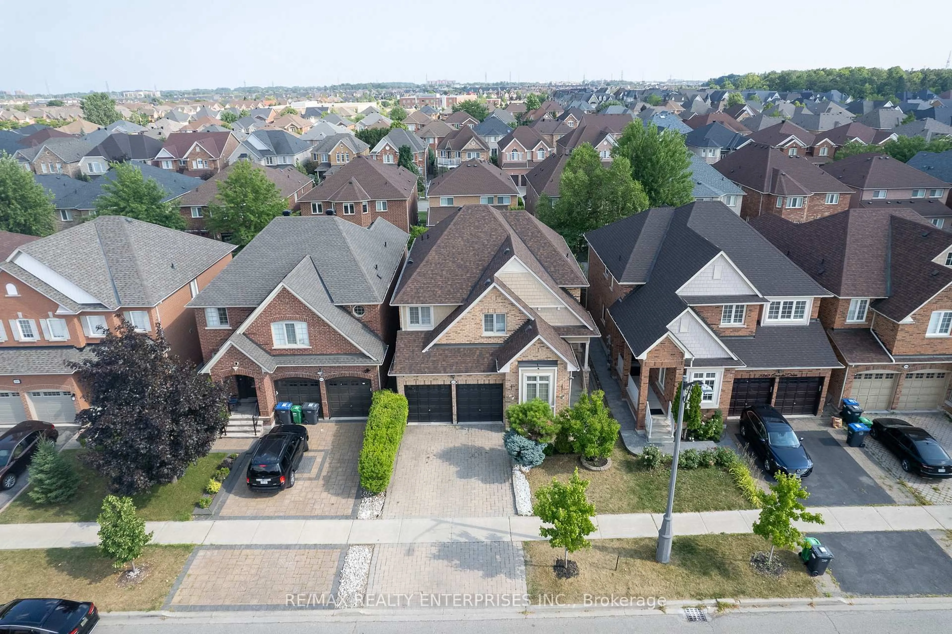 A pic from outside/outdoor area/front of a property/back of a property/a pic from drone, street for 3256 Escada Dr, Mississauga Ontario L5M 7V5