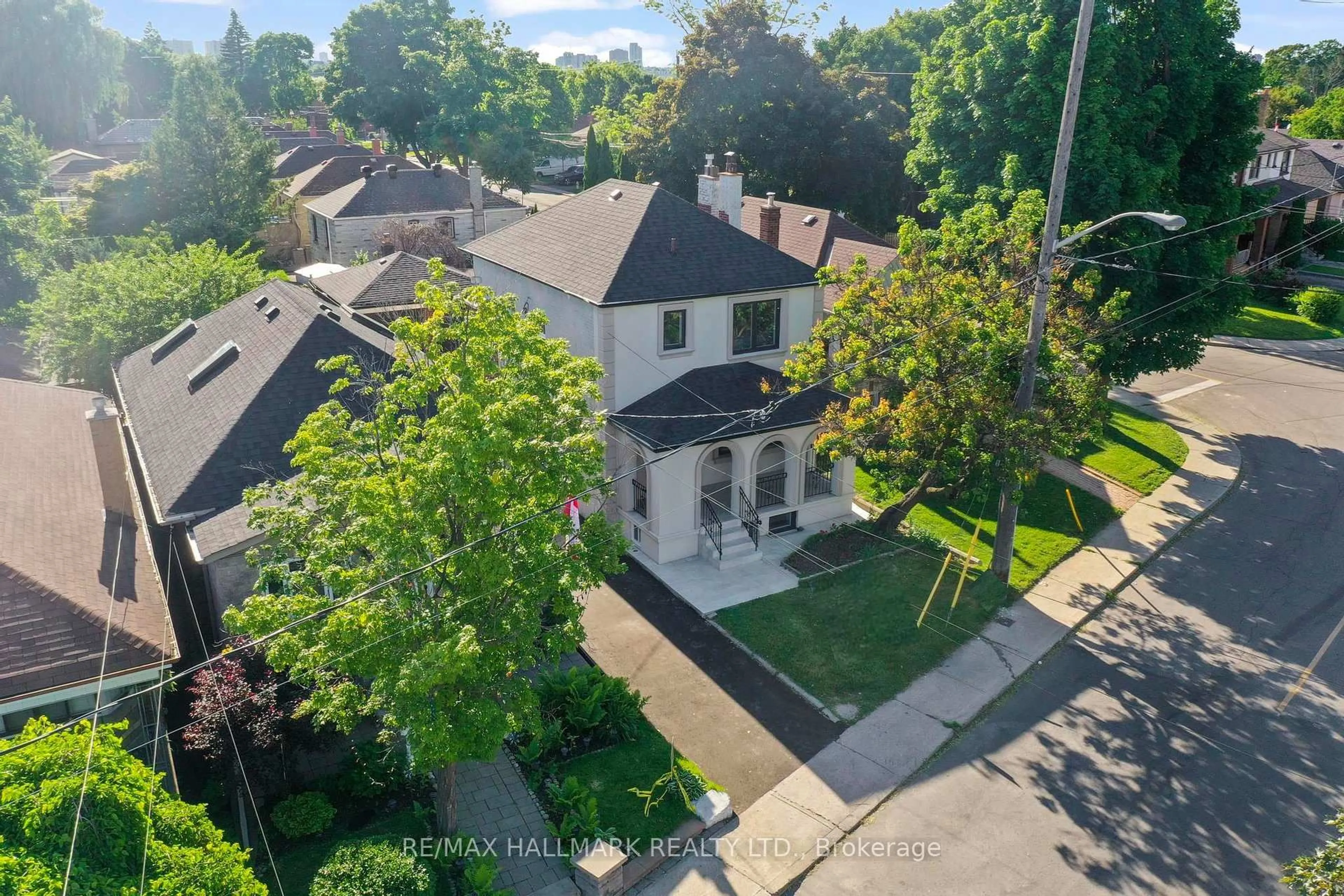 A pic from outside/outdoor area/front of a property/back of a property/a pic from drone, street for 90A Bicknell Ave, Toronto Ontario M6M 4G7