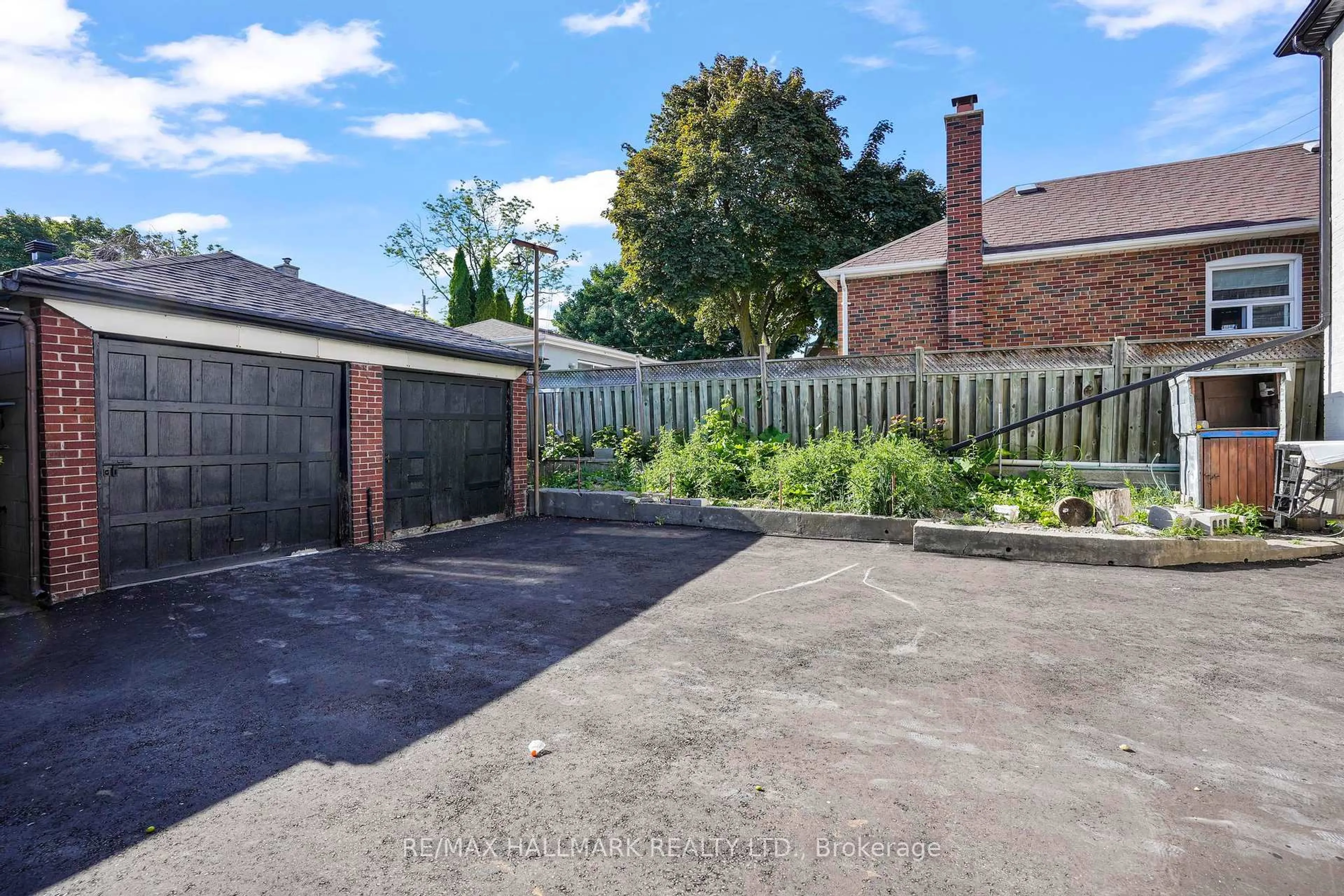 A pic from outside/outdoor area/front of a property/back of a property/a pic from drone, street for 90A Bicknell Ave, Toronto Ontario M6M 4G7