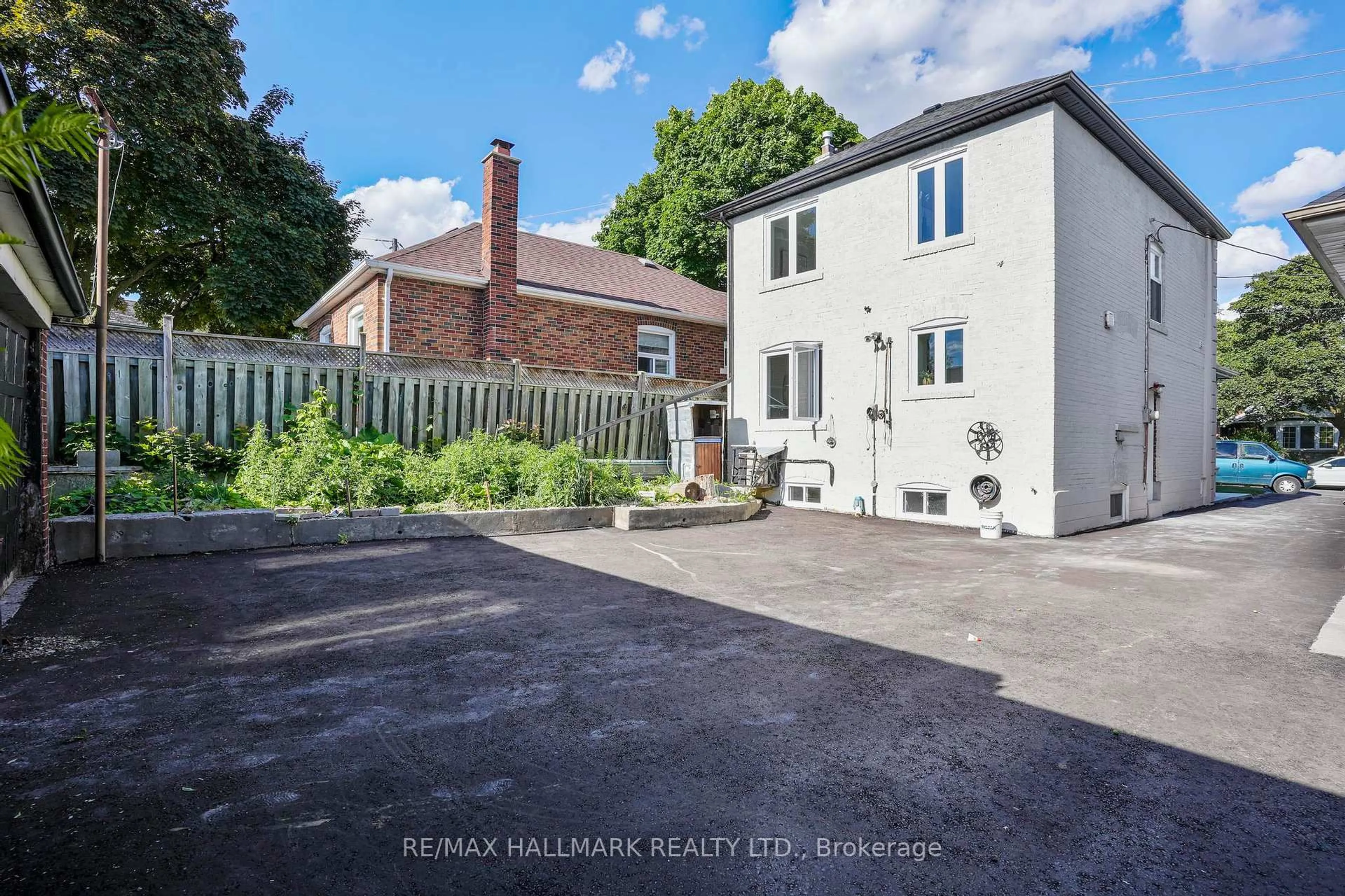 A pic from outside/outdoor area/front of a property/back of a property/a pic from drone, street for 90A Bicknell Ave, Toronto Ontario M6M 4G7