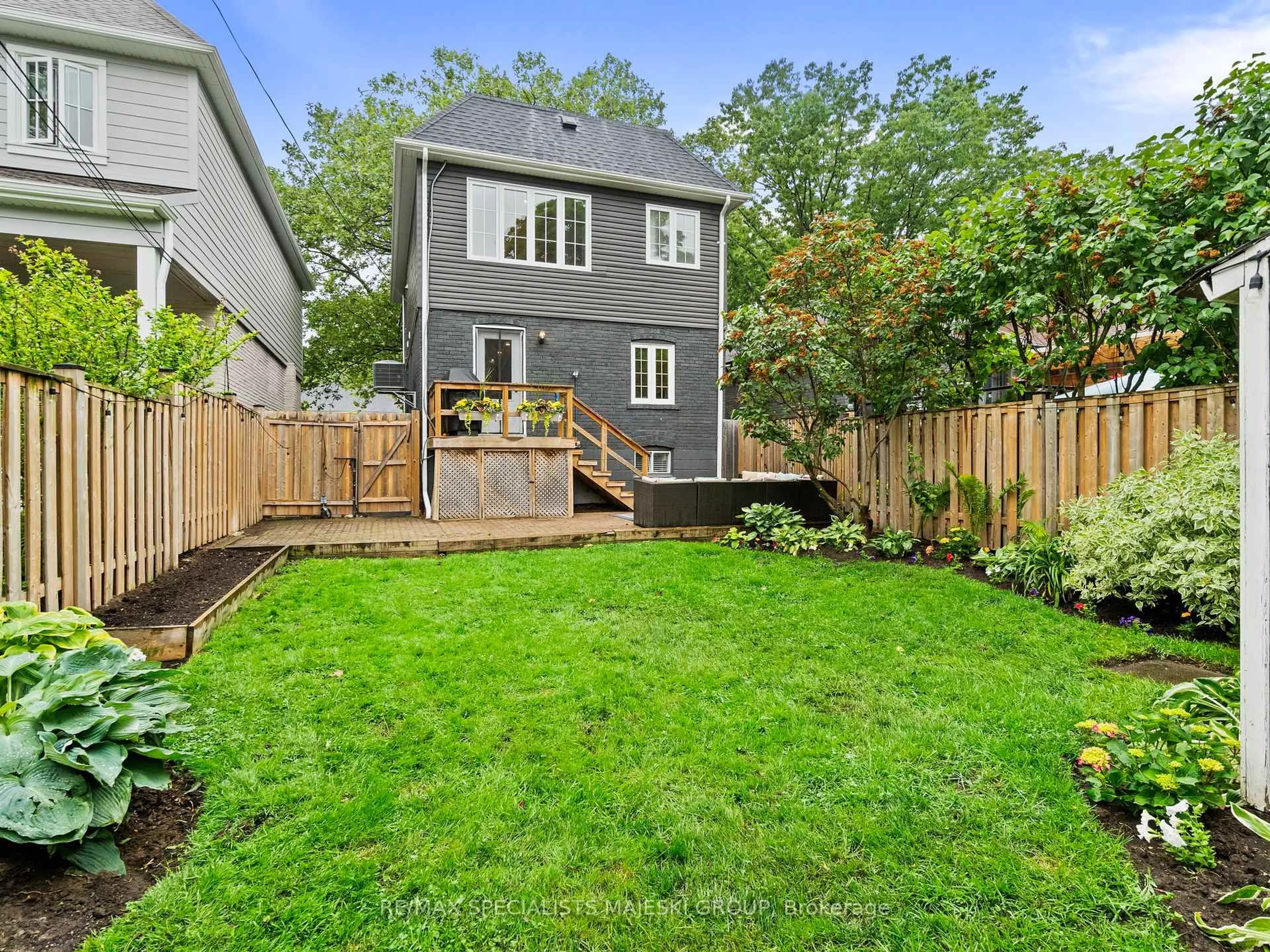 Patio, street for 211 Alderbrae Ave, Toronto Ontario M8W 4K4