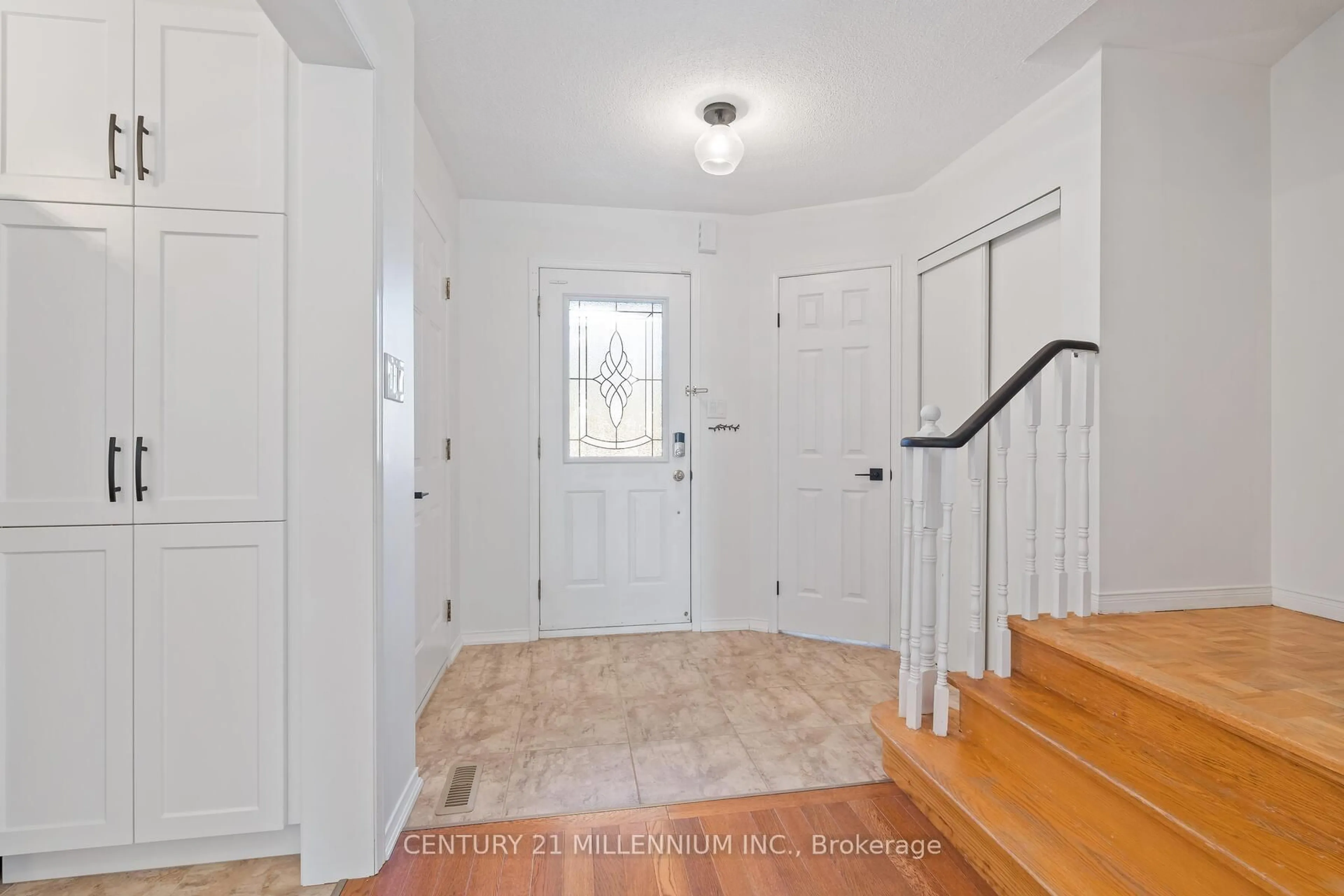 Indoor entryway for 506 Taylor Cres, Burlington Ontario L7L 6G3