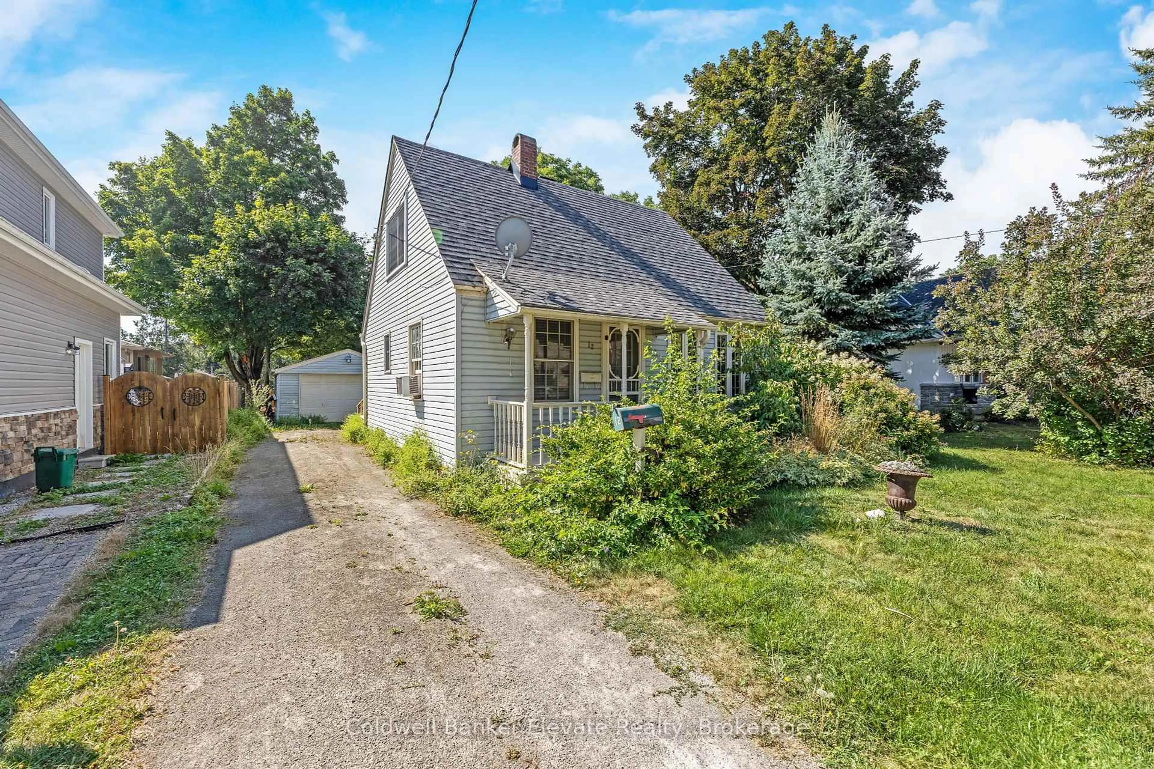A pic from outside/outdoor area/front of a property/back of a property/a pic from drone, street for 12 Churchill Cres, Halton Hills Ontario L7G 2N1