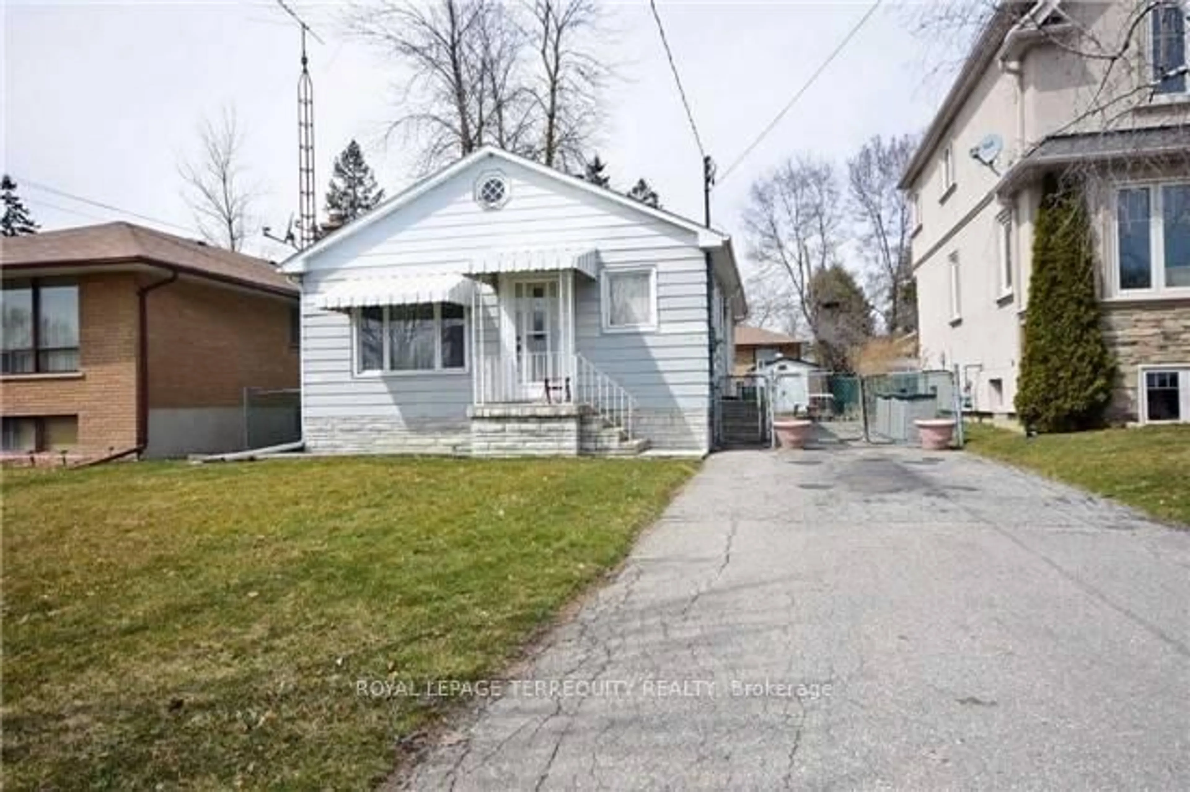 Unknown for 879 Sixth St, Mississauga Ontario L5E 1N5