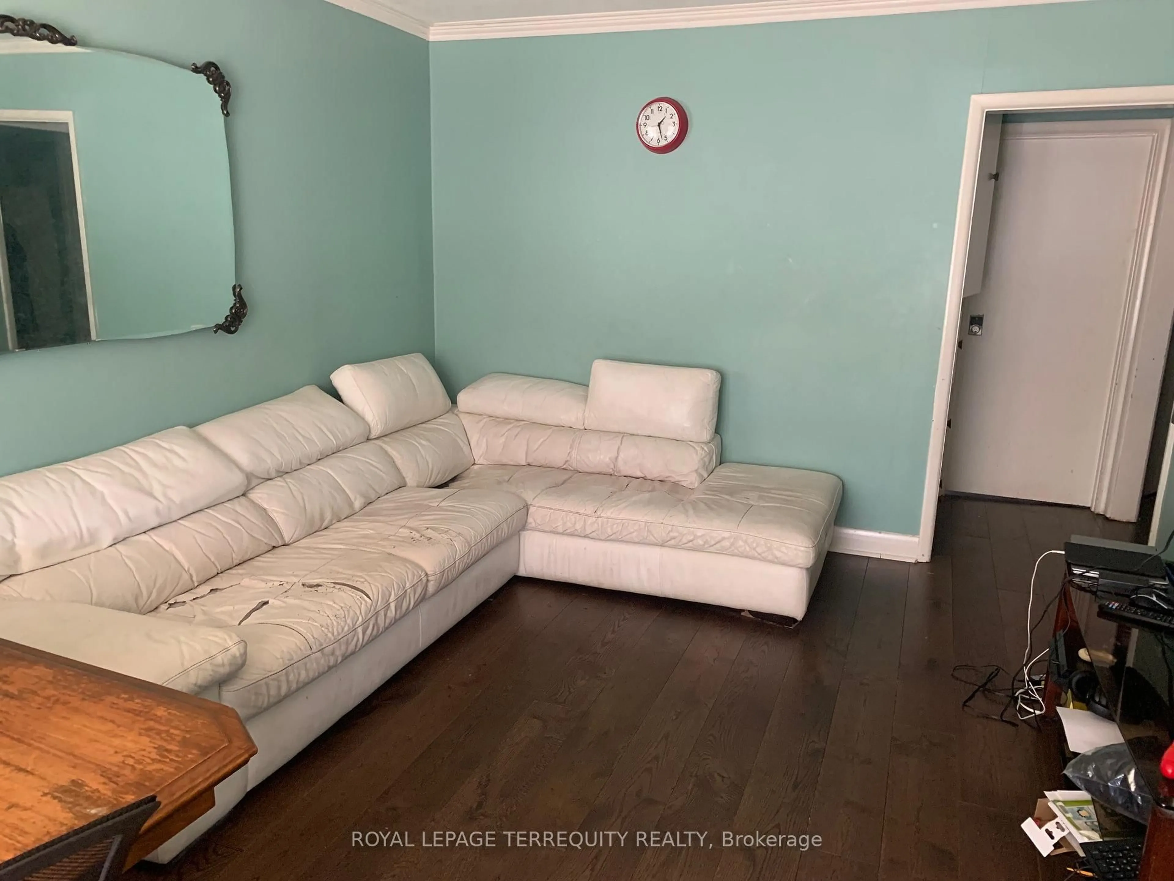 A pic of a room for 879 Sixth St, Mississauga Ontario L5E 1N5