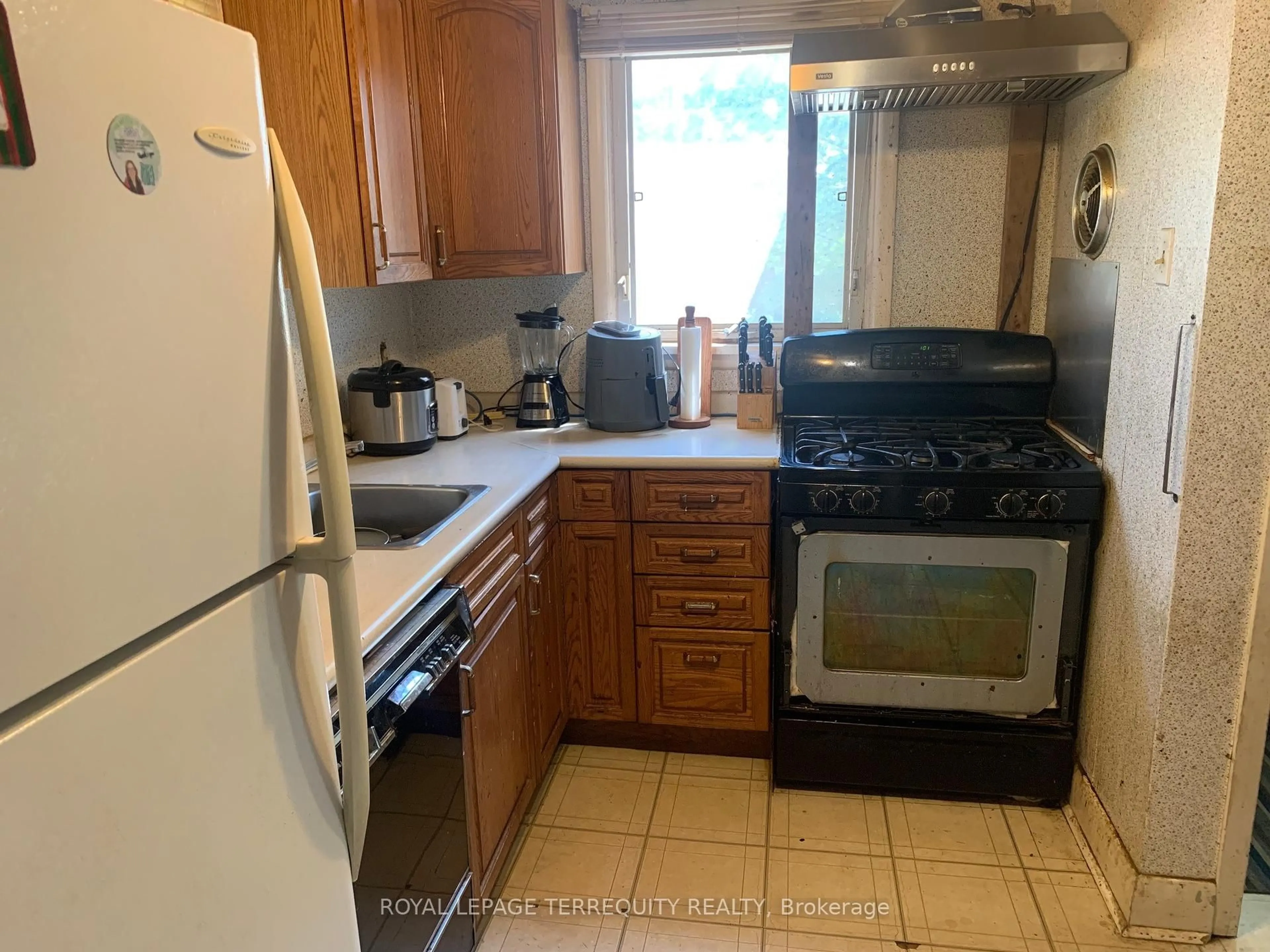 Standard kitchen, unknown for 879 Sixth St, Mississauga Ontario L5E 1N5
