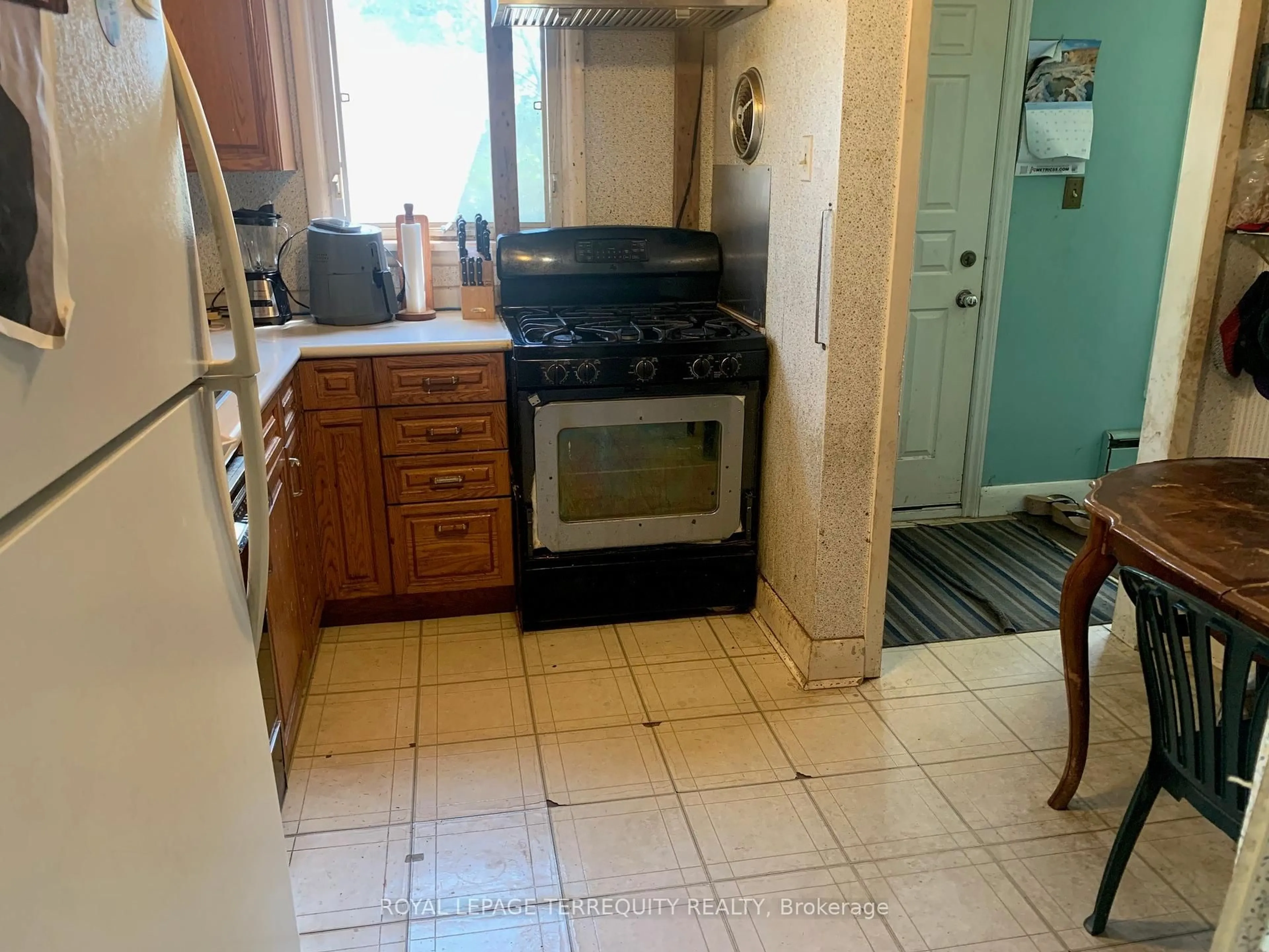 Standard kitchen, ceramic/tile floor for 879 Sixth St, Mississauga Ontario L5E 1N5