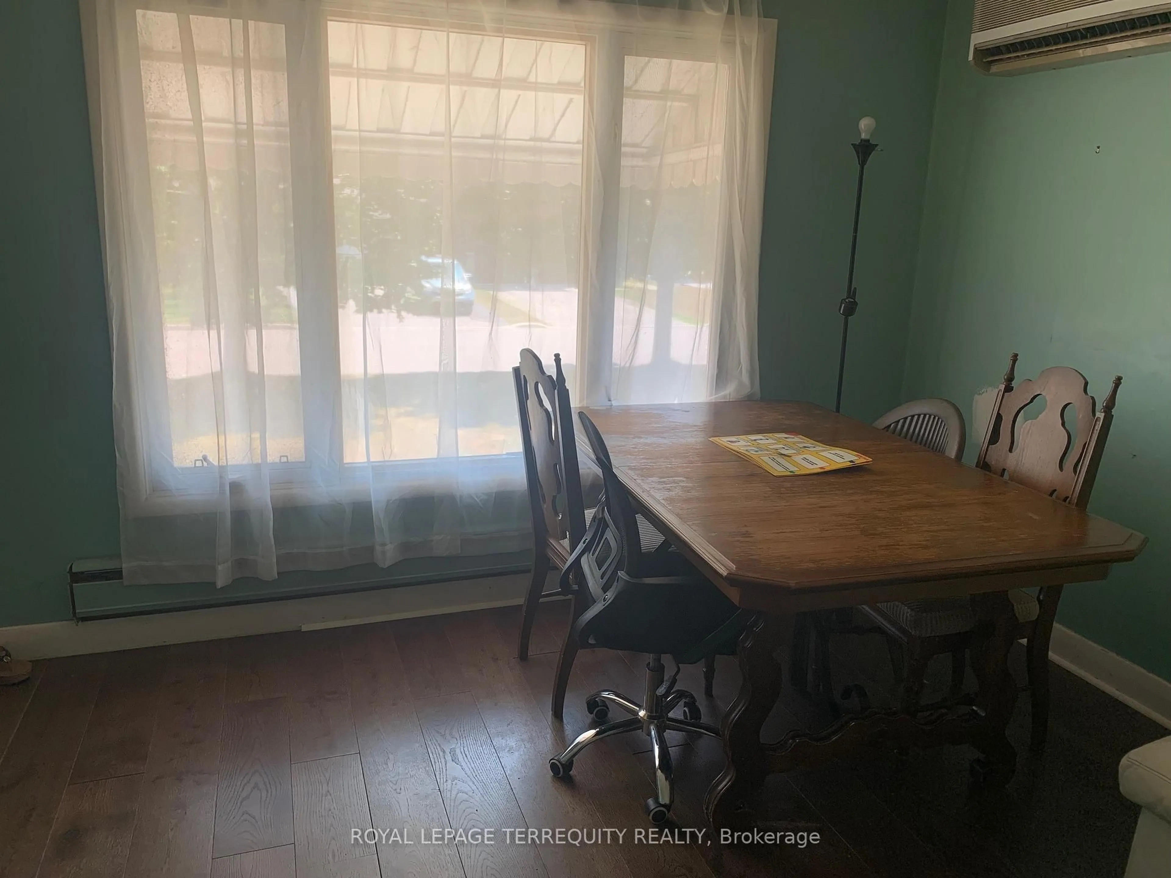 Dining room, unknown for 879 Sixth St, Mississauga Ontario L5E 1N5