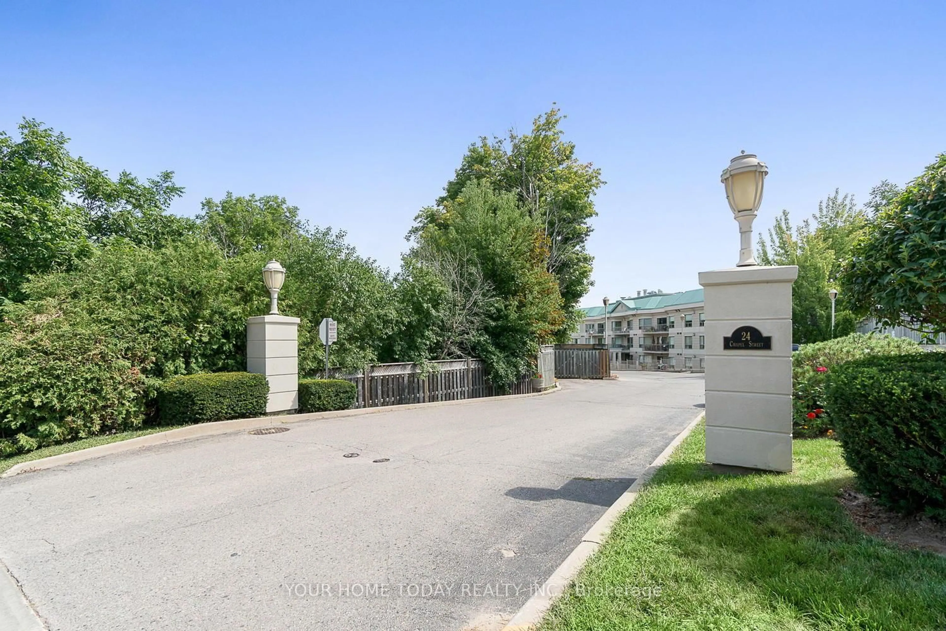 A pic from outside/outdoor area/front of a property/back of a property/a pic from drone, unknown for 24 Chapel St #102, Halton Hills Ontario L7G 6A7