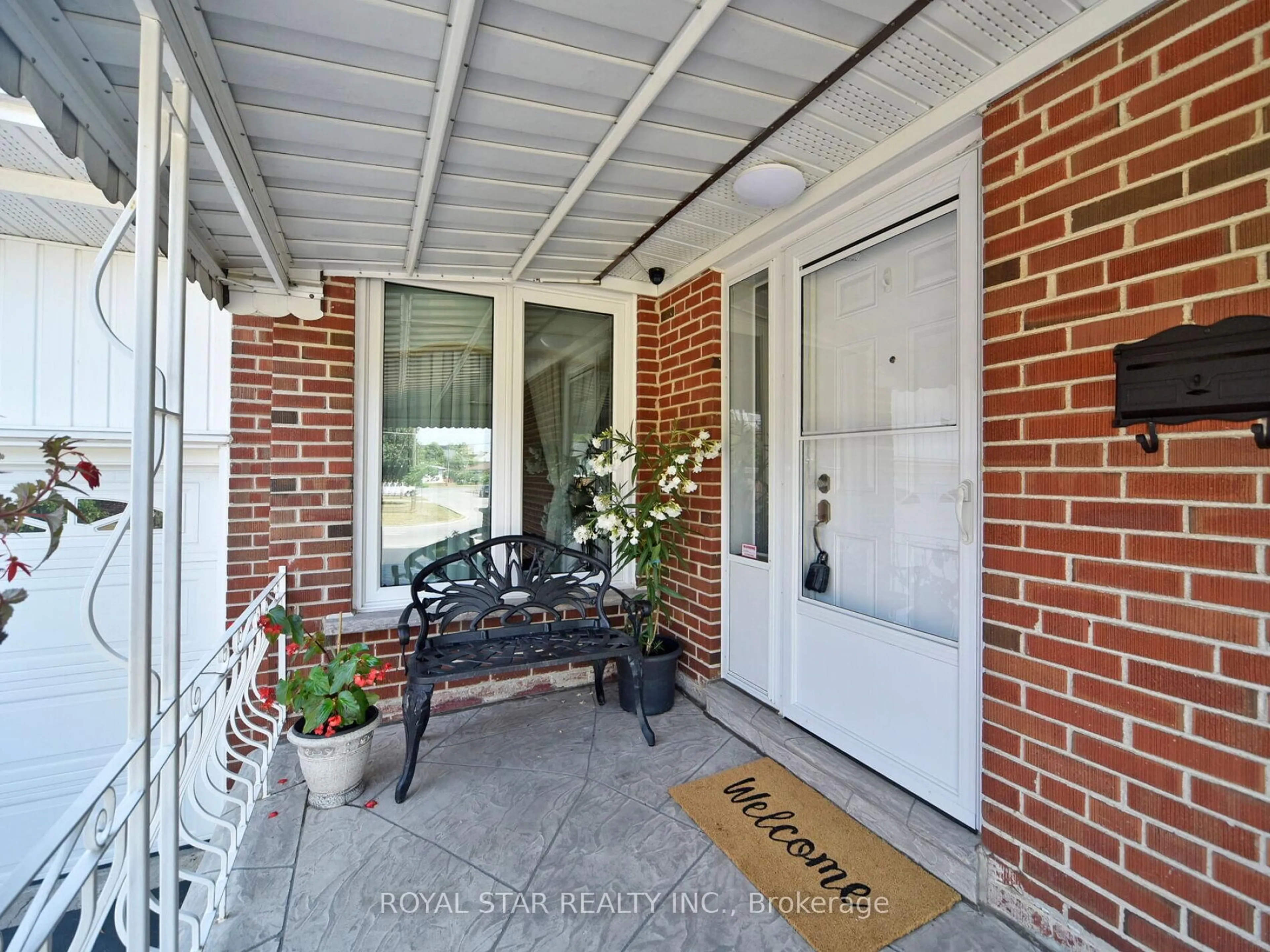 Indoor entryway for 25 Diana Dr, Toronto Ontario M3M 2W2