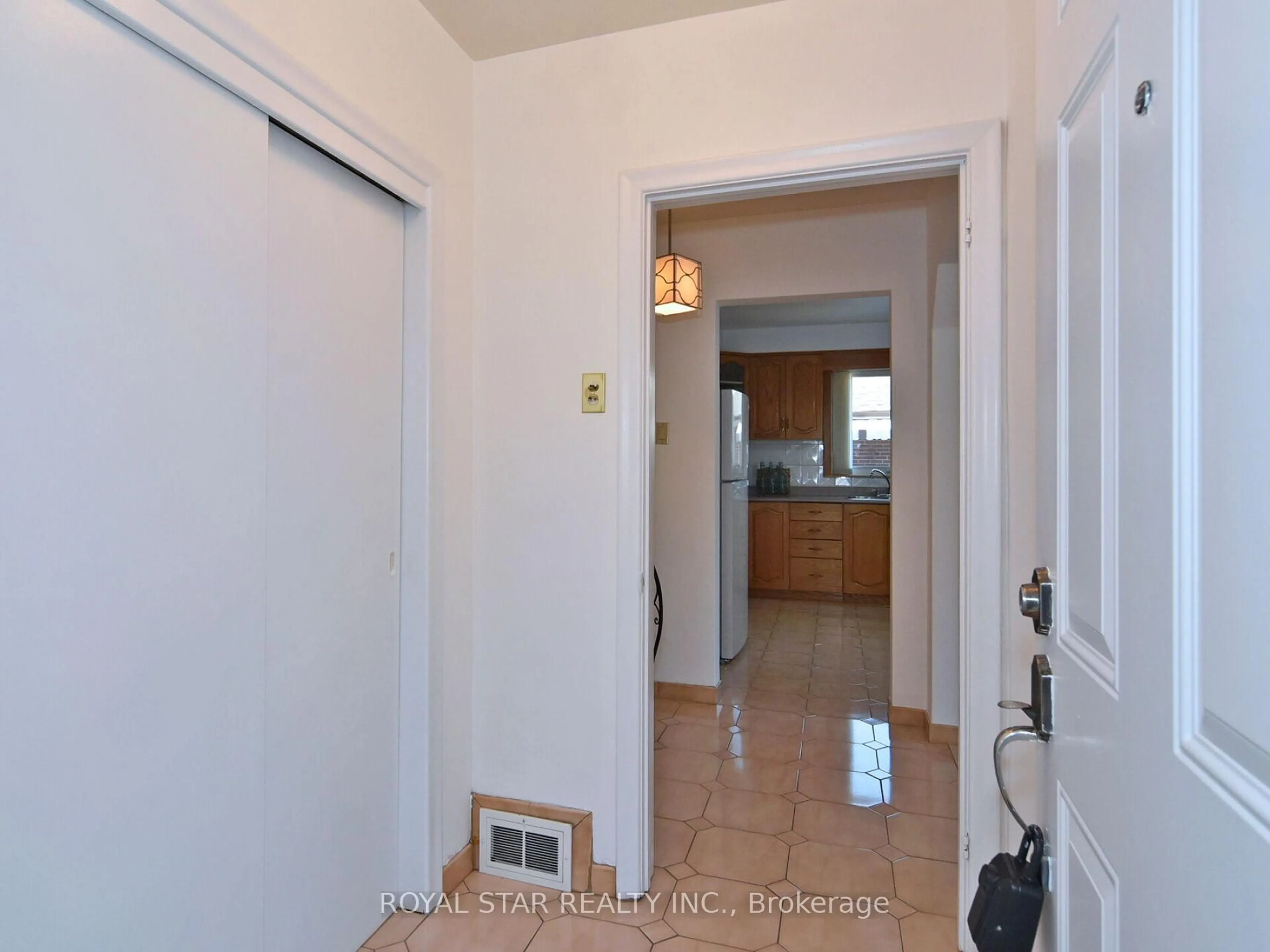 Indoor entryway for 25 Diana Dr, Toronto Ontario M3M 2W2