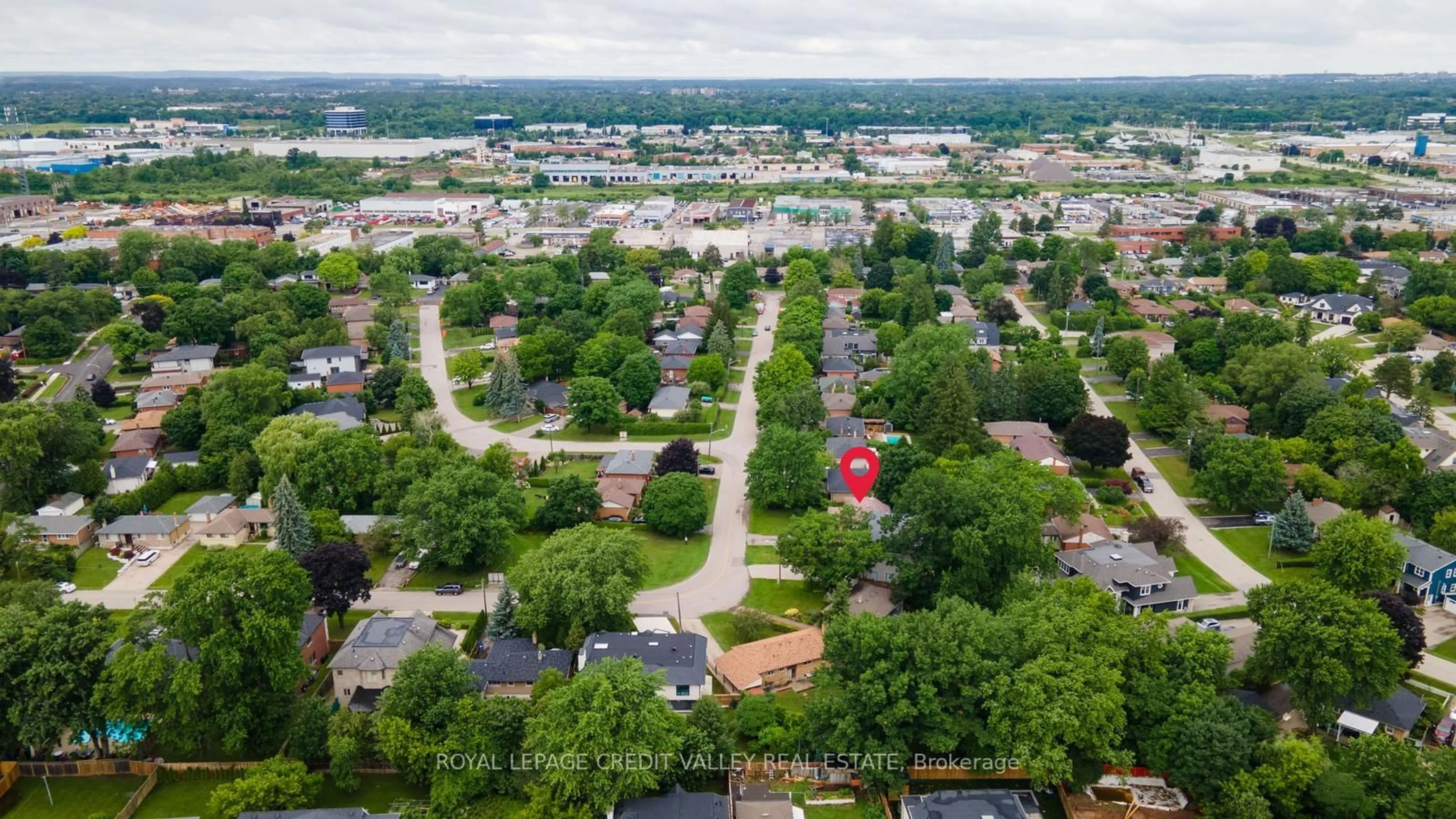 A pic from outside/outdoor area/front of a property/back of a property/a pic from drone, city buildings view from balcony for 535 Taplow Cres, Oakville Ontario L6L 4V9