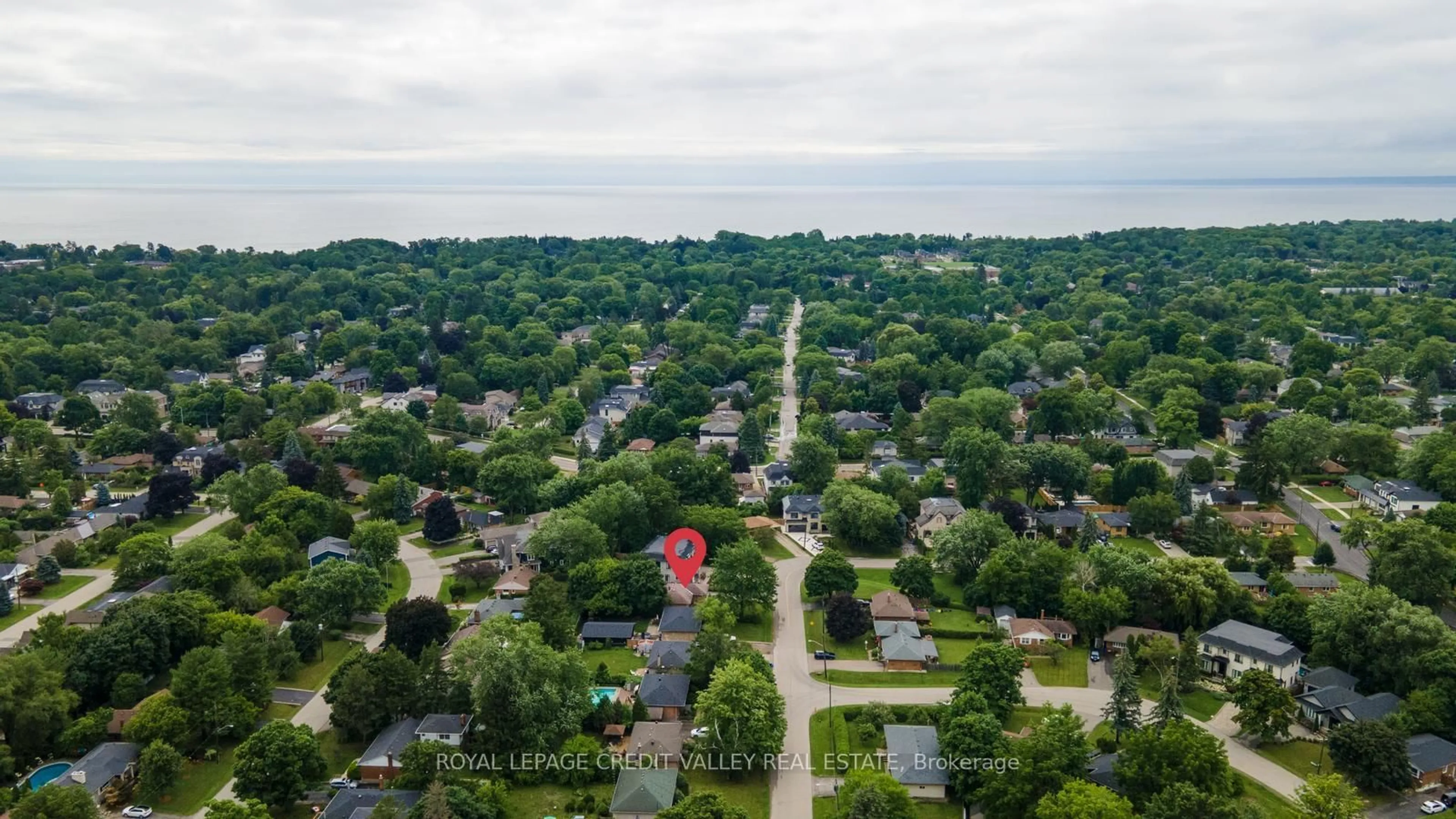 A pic from outside/outdoor area/front of a property/back of a property/a pic from drone, street for 535 Taplow Cres, Oakville Ontario L6L 4V9