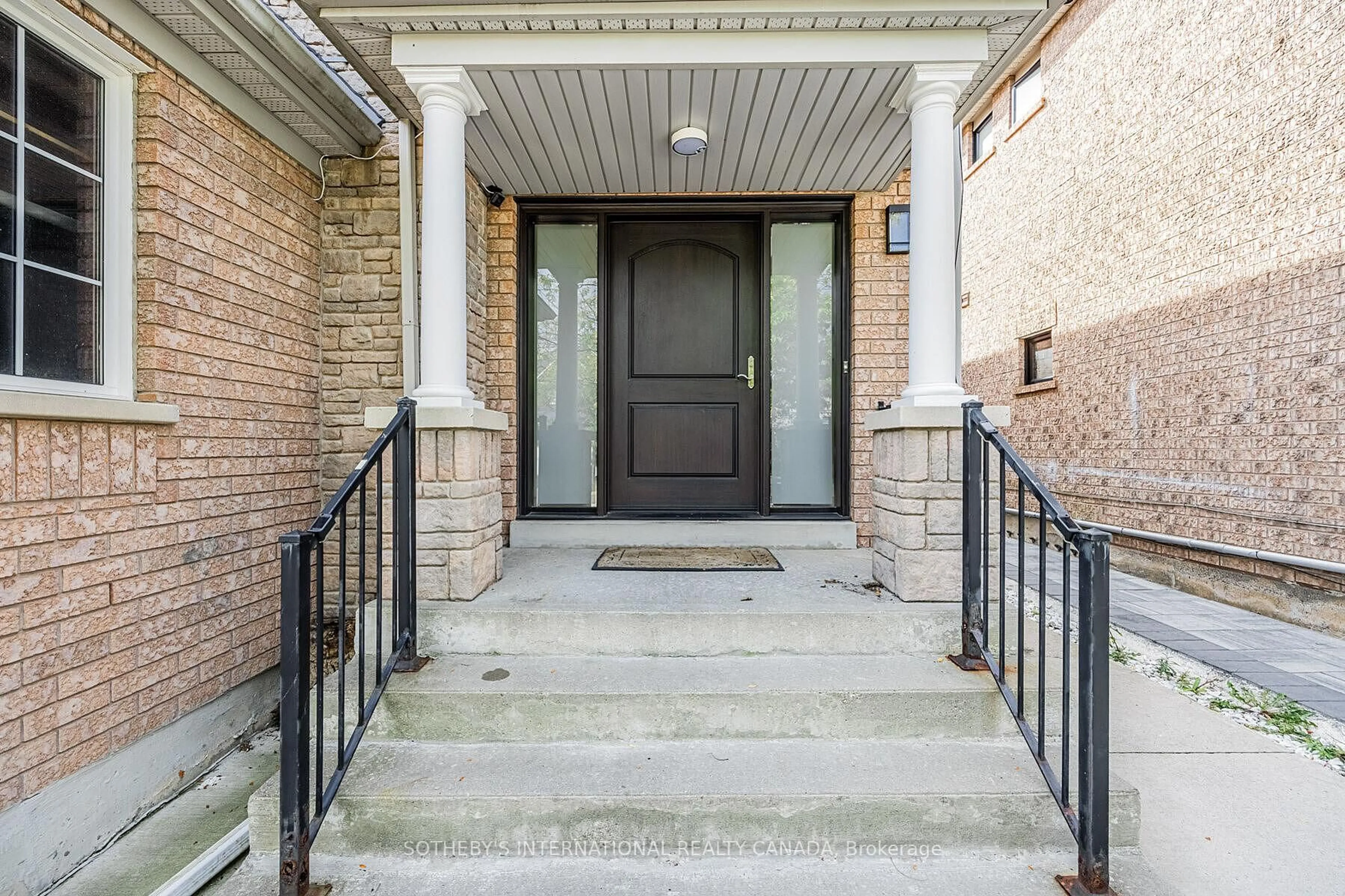 Indoor entryway for 5930 Bassinger Pl, Mississauga Ontario L5M 6K5