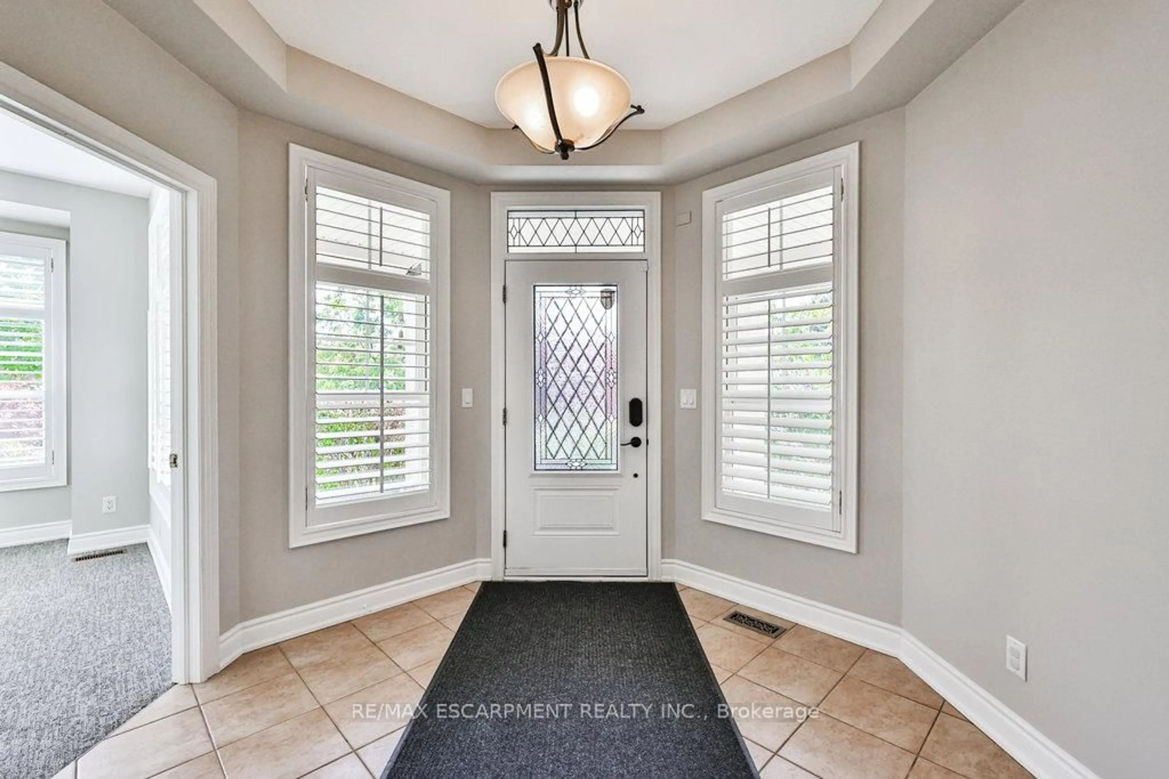 Indoor entryway for 597 Hancock Way, Mississauga Ontario L5H 4L6