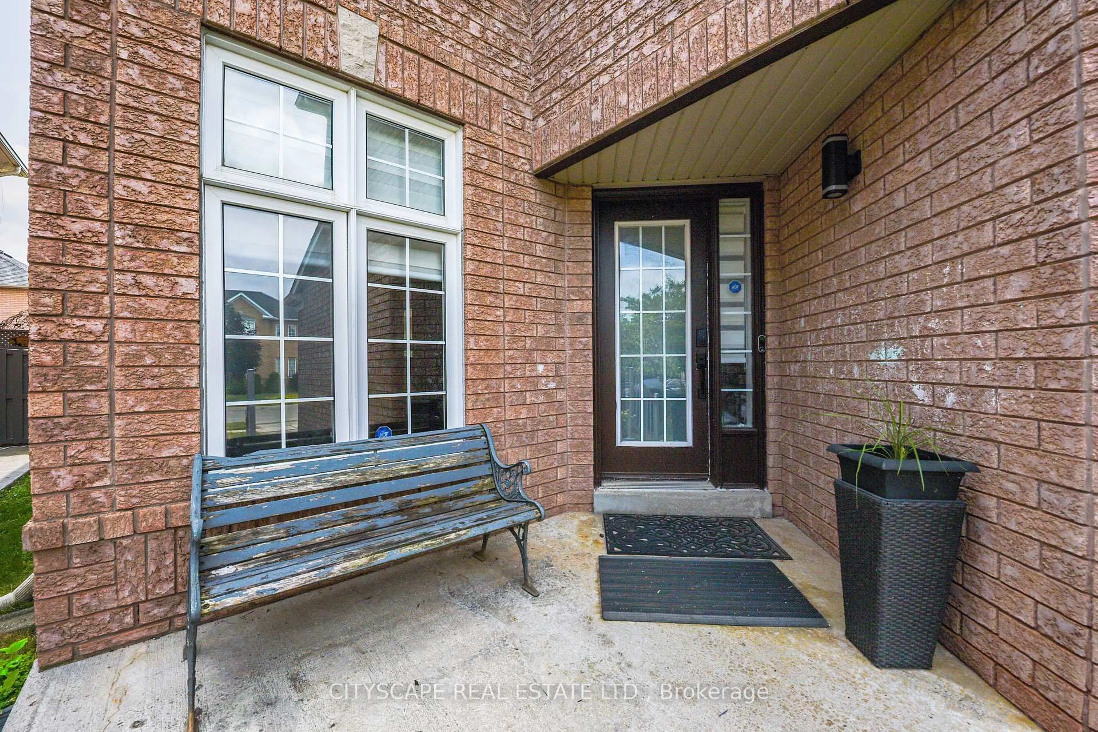 Indoor entryway for 3386 Gumwood Rd, Mississauga Ontario L5N 8A4