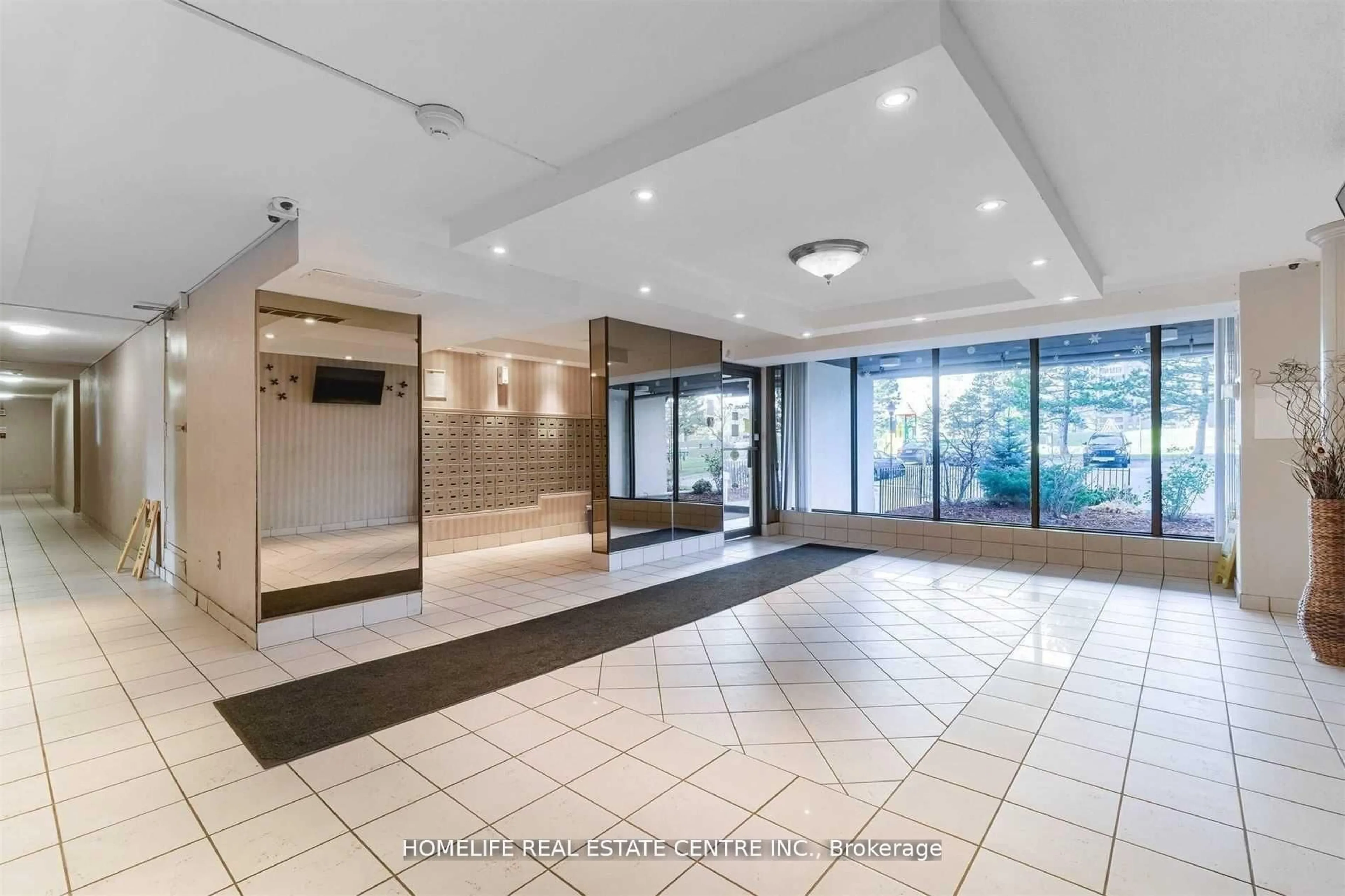 Indoor foyer for 21 Knightsbridge Rd #1210, Brampton Ontario L6T 3Y1