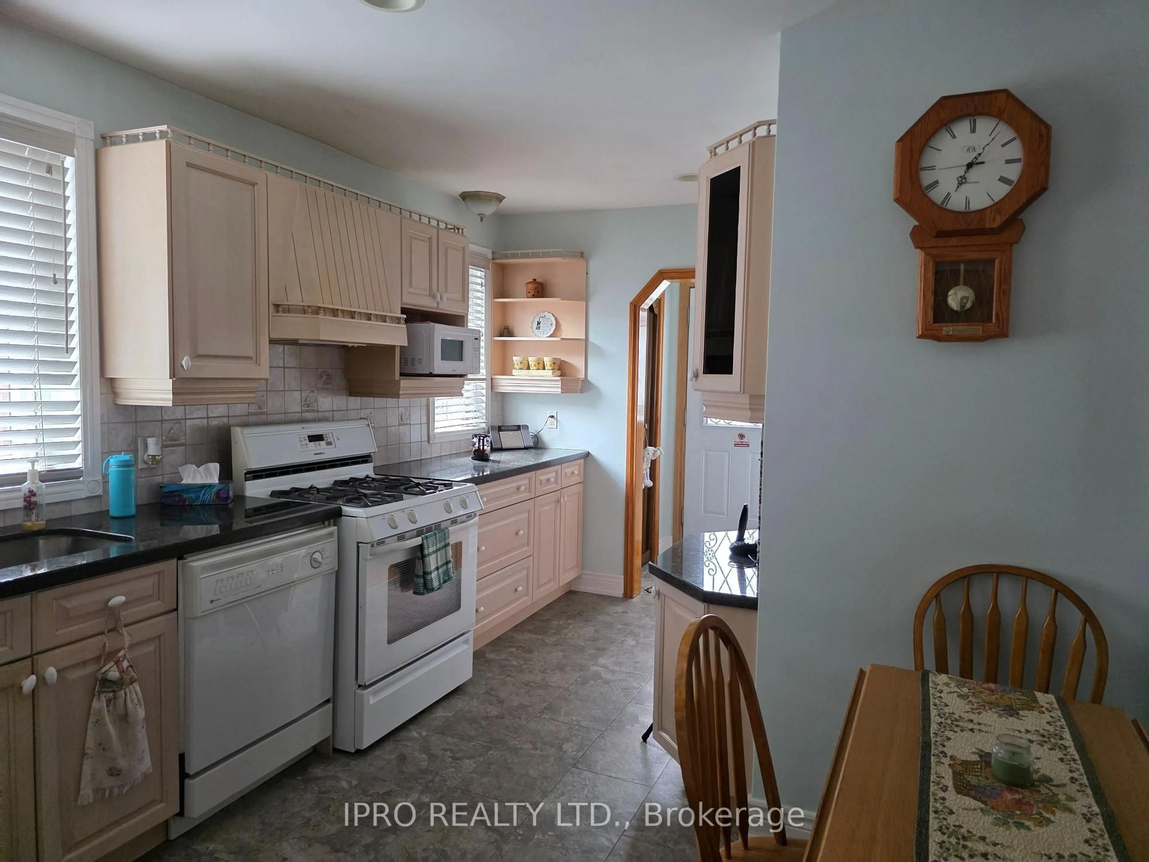 Standard kitchen, ceramic/tile floor for 37 Shelley St, Halton Hills Ontario L7G 3X2