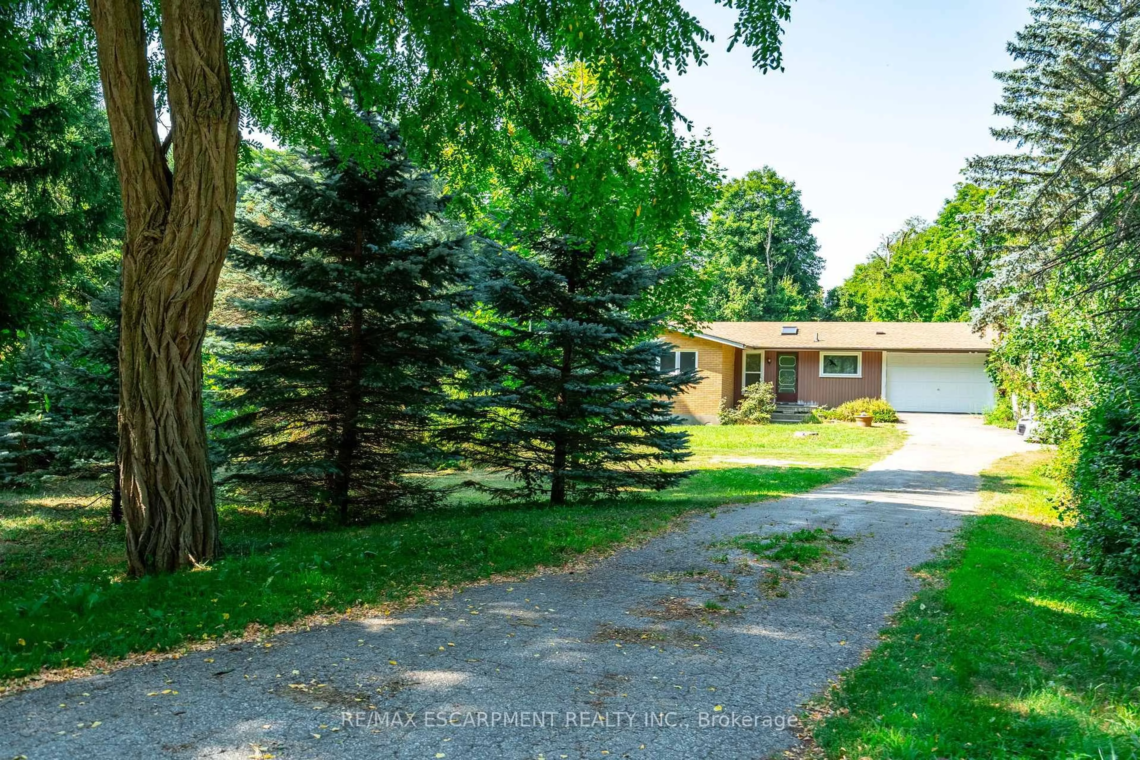 A pic from outside/outdoor area/front of a property/back of a property/a pic from drone, street for 5224 Cedar Springs Rd, Burlington Ontario L7P 0B9