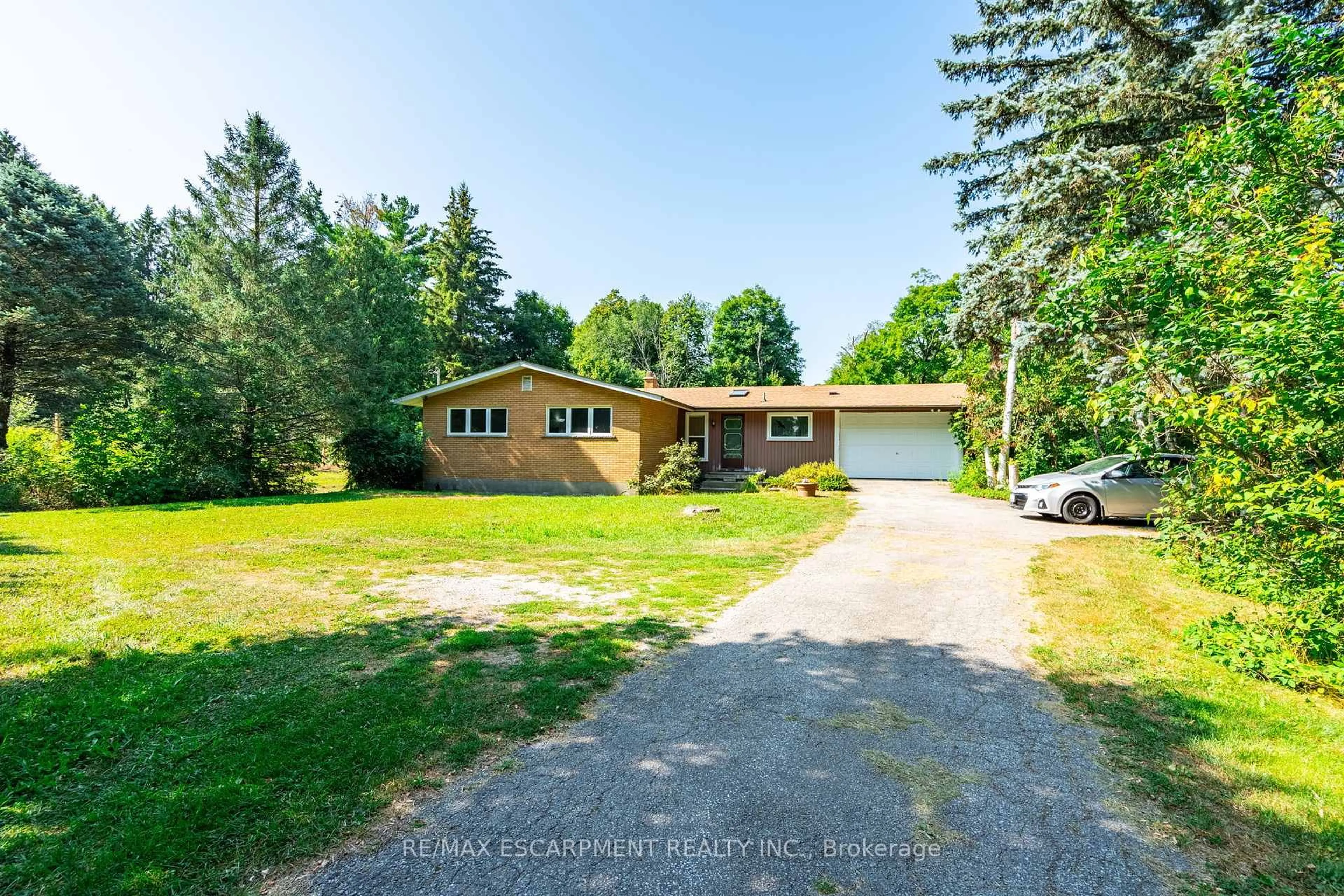 A pic from outside/outdoor area/front of a property/back of a property/a pic from drone, unknown for 5224 Cedar Springs Rd, Burlington Ontario L7P 0B9