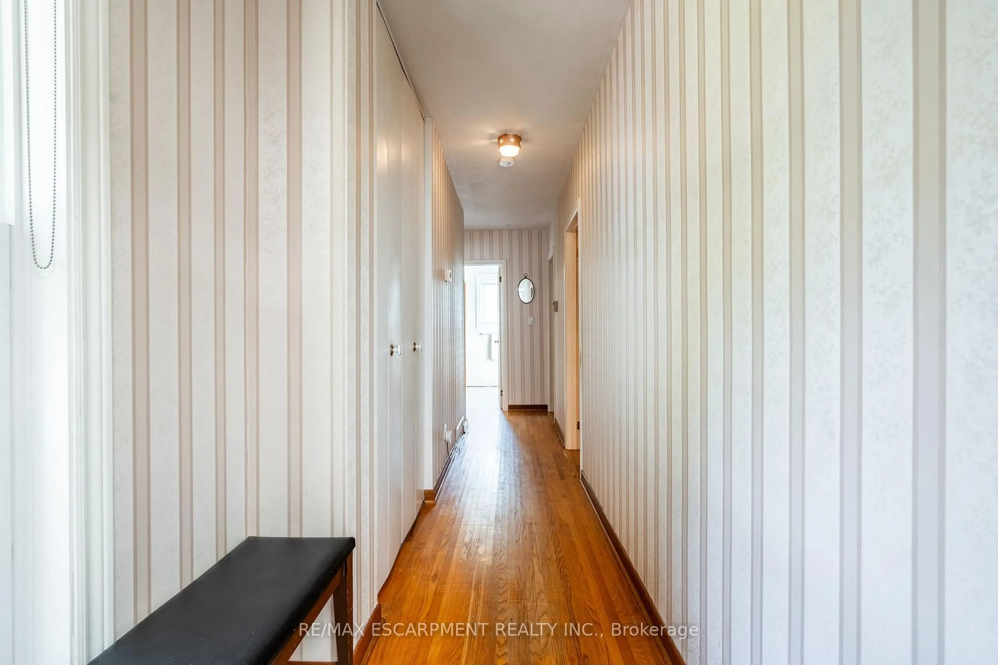 Indoor entryway for 5224 Cedar Springs Rd, Burlington Ontario L7P 0B9
