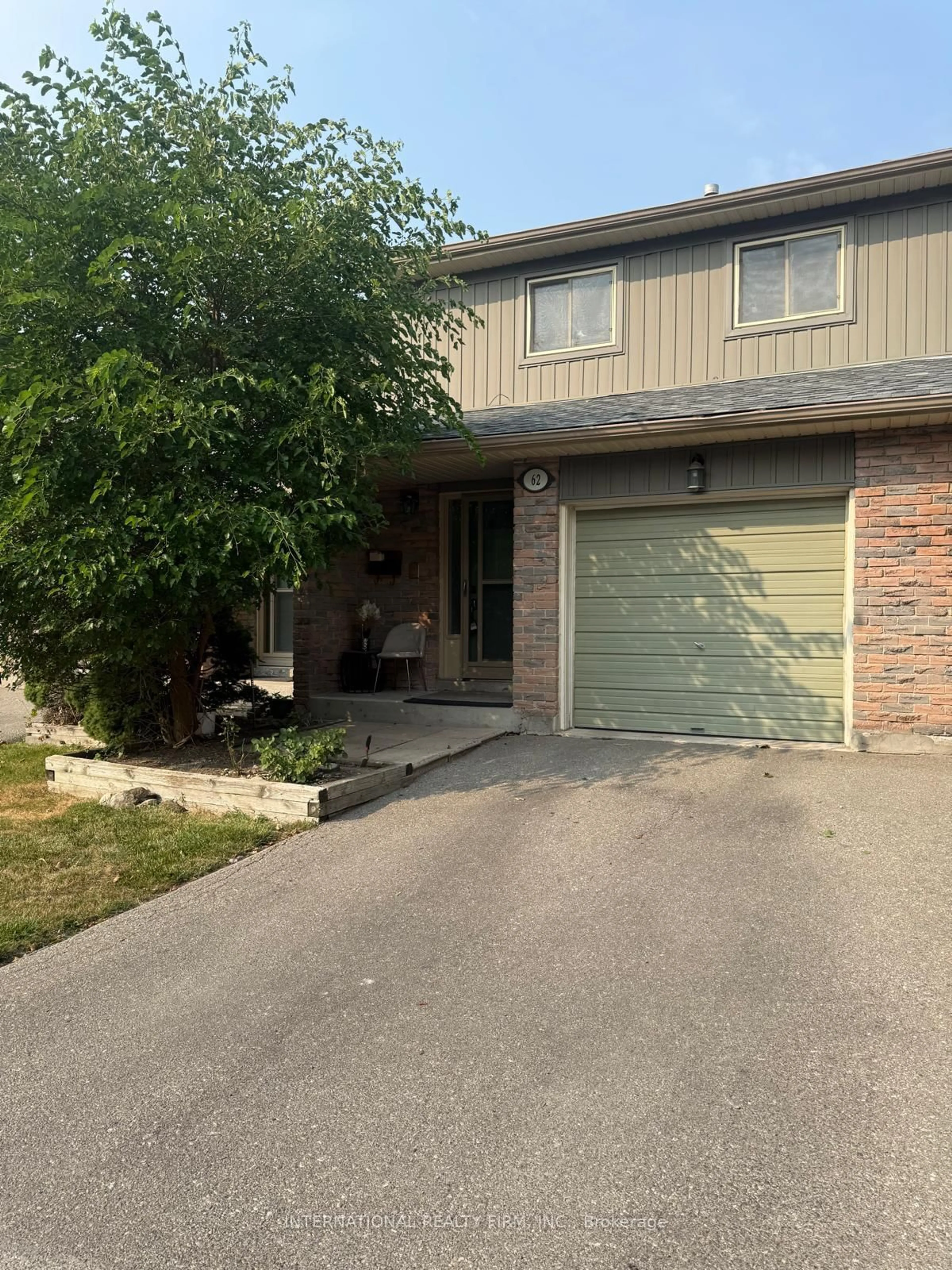 A pic from outside/outdoor area/front of a property/back of a property/a pic from drone, street for 60 Hanson Rd #62, Mississauga Ontario L5B 2P6