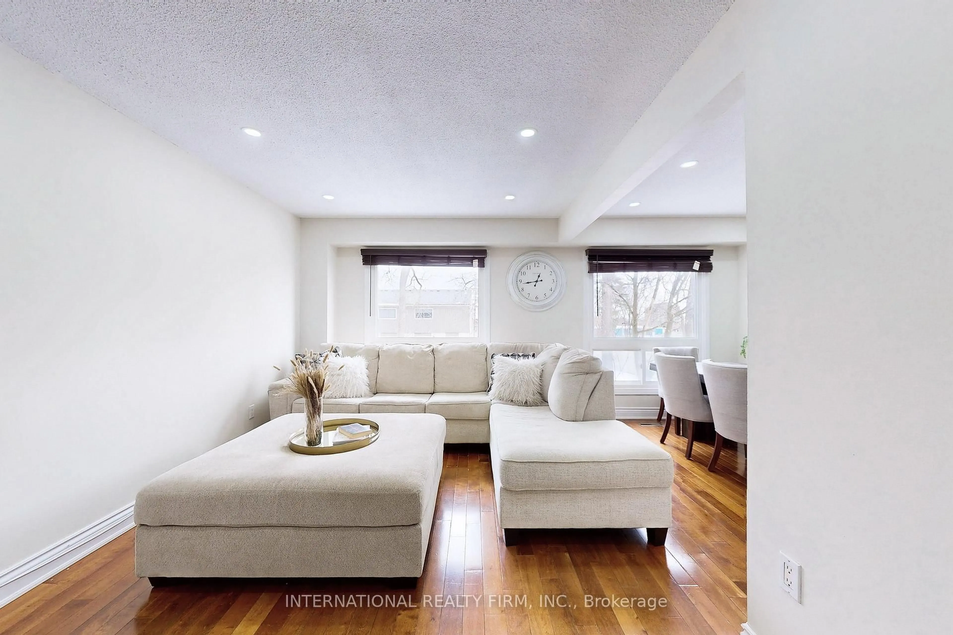 Living room with furniture, unknown for 60 Hanson Rd #62, Mississauga Ontario L5B 2P6