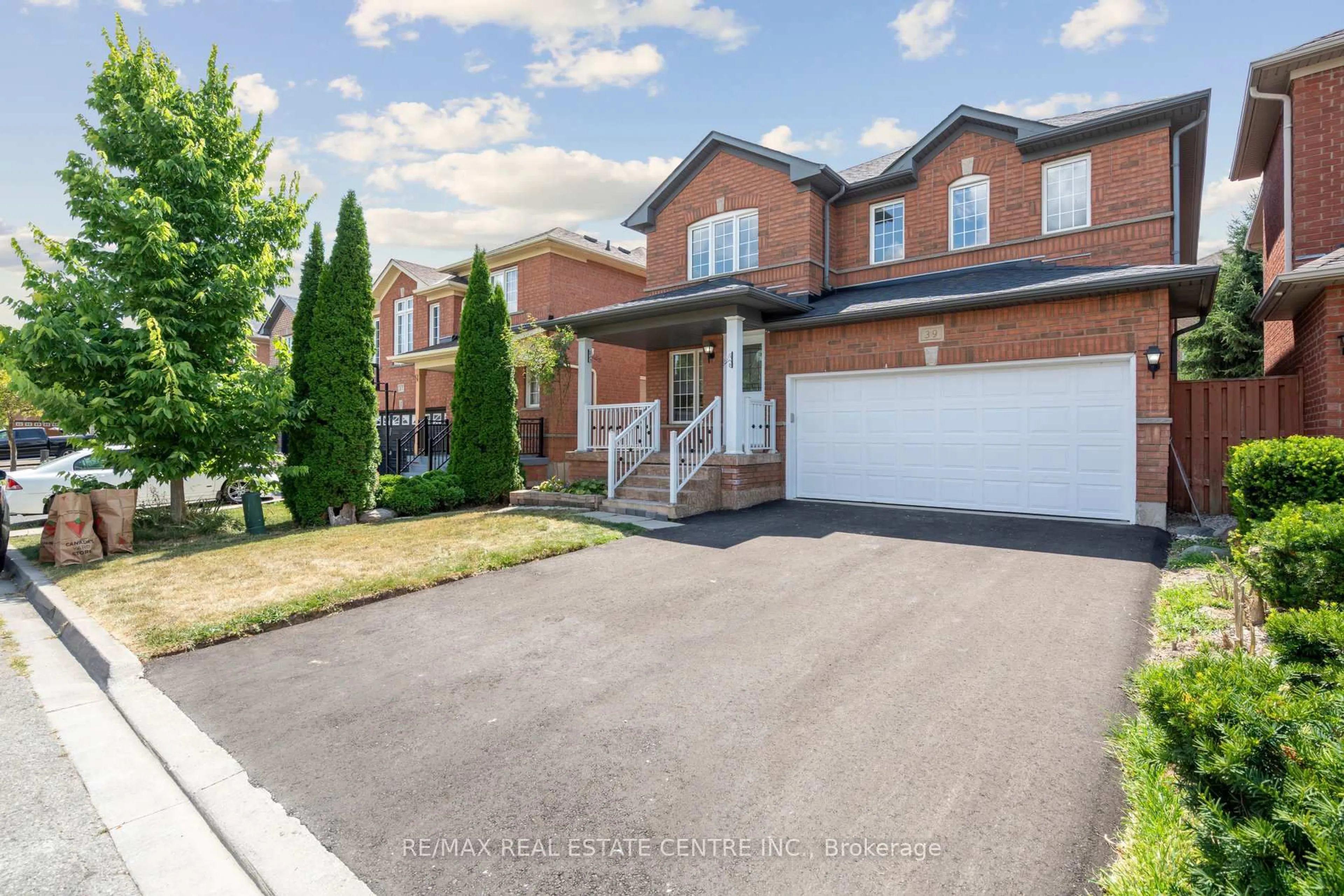 A pic from outside/outdoor area/front of a property/back of a property/a pic from drone, street for 39 Four Seasons Circ, Brampton Ontario L7A 2A7