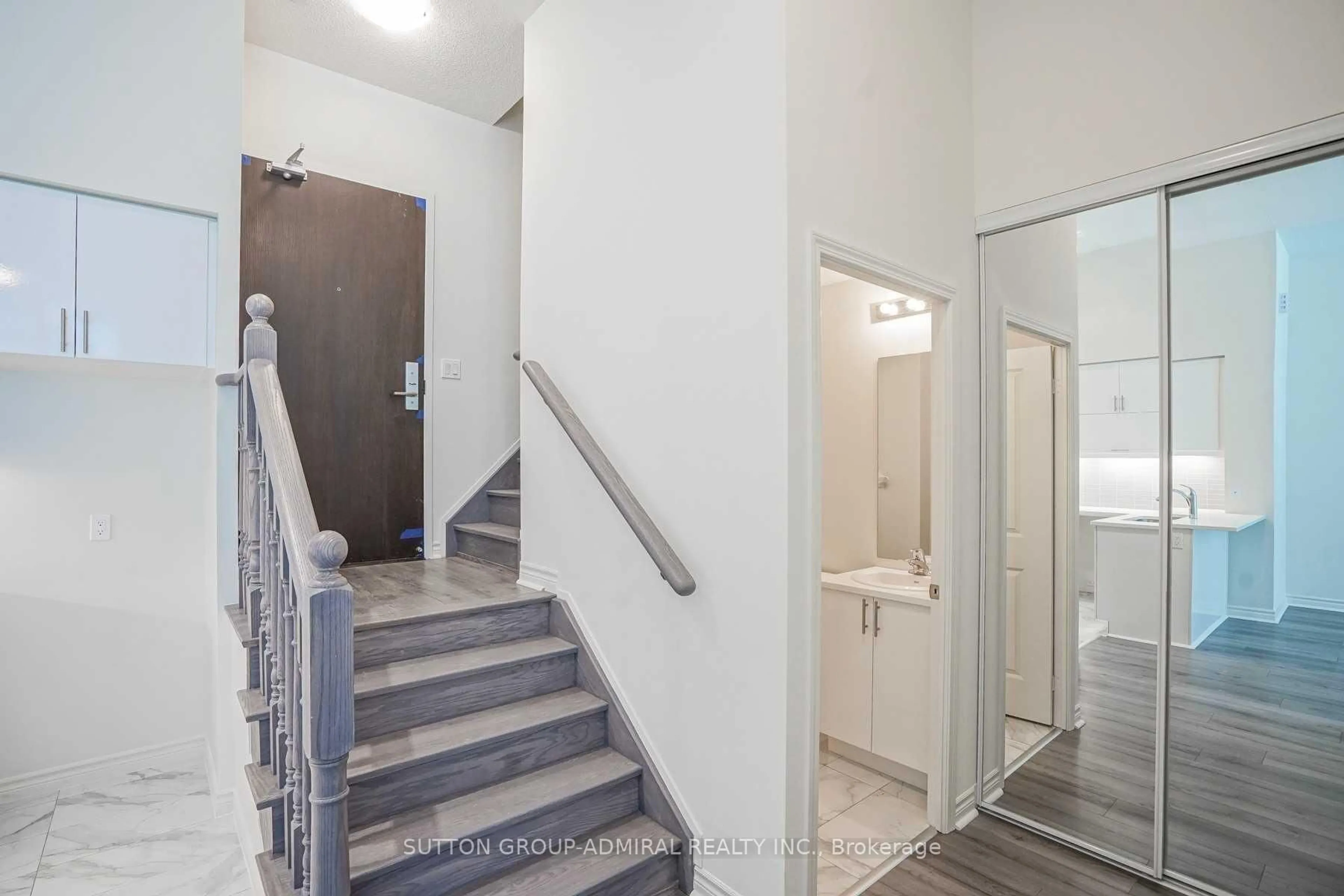 Indoor foyer for 39 Annie Craig Dr #Th4, Toronto Ontario M8V 0C5