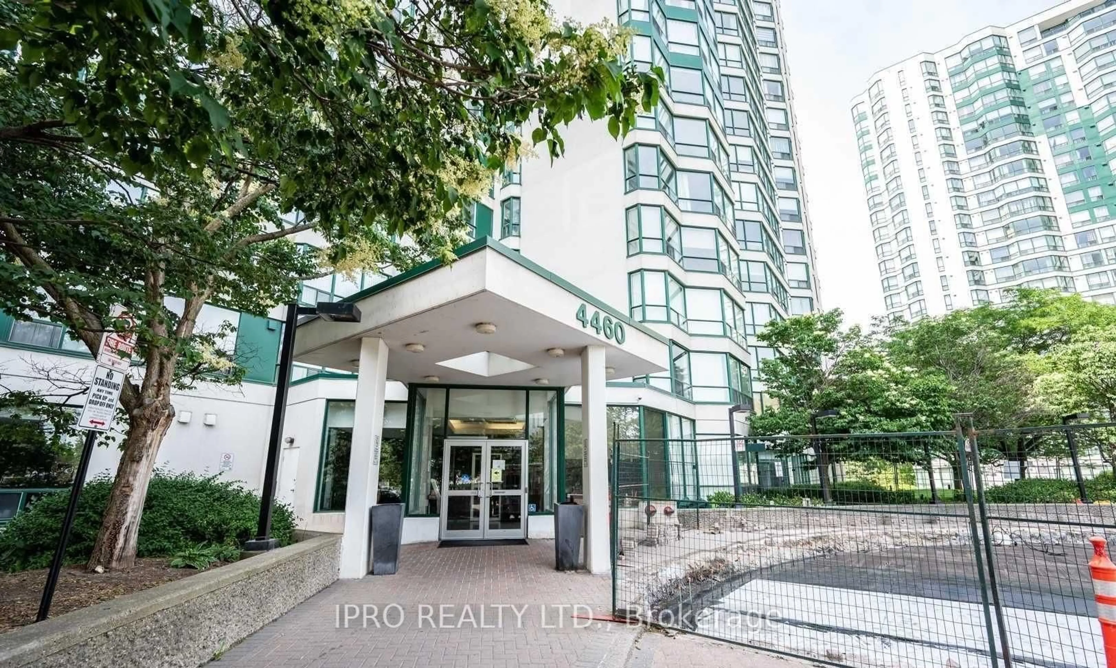 Indoor foyer for 4460 Tucana Crt #1903, Mississauga Ontario L5R 3K9
