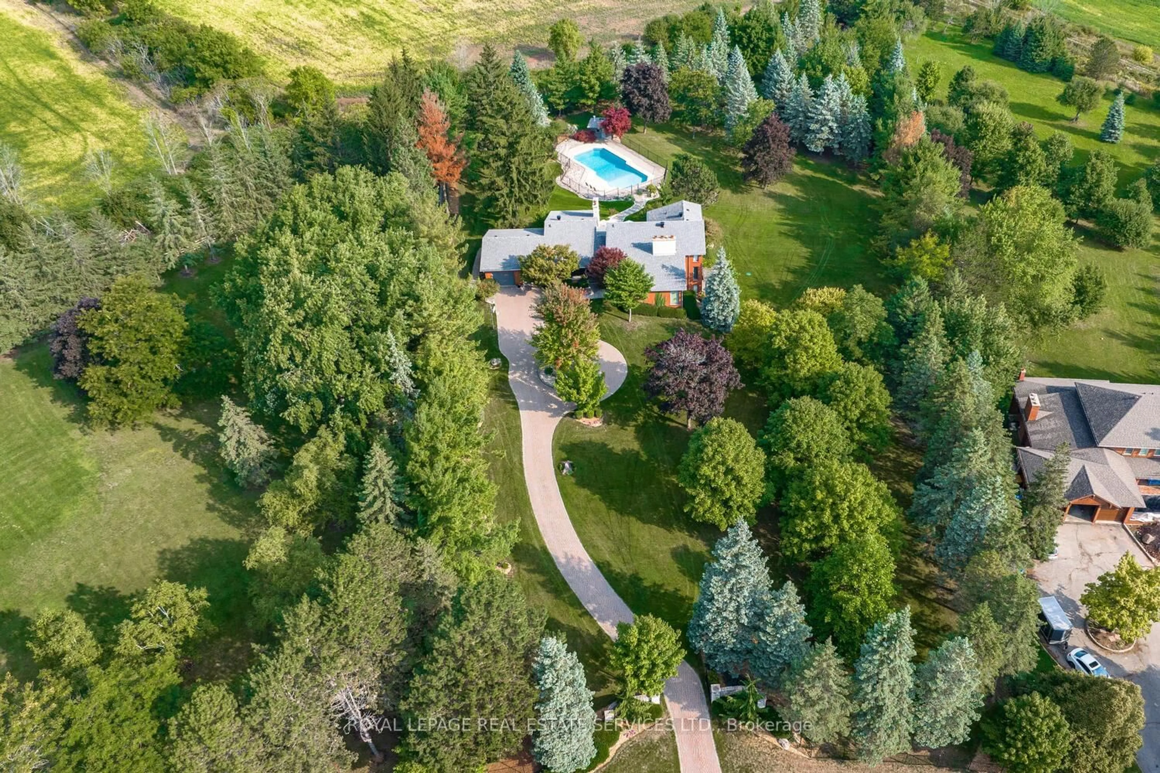 A pic from outside/outdoor area/front of a property/back of a property/a pic from drone, unknown for 16 Mccoll Dr, Caledon Ontario L7C 1J4