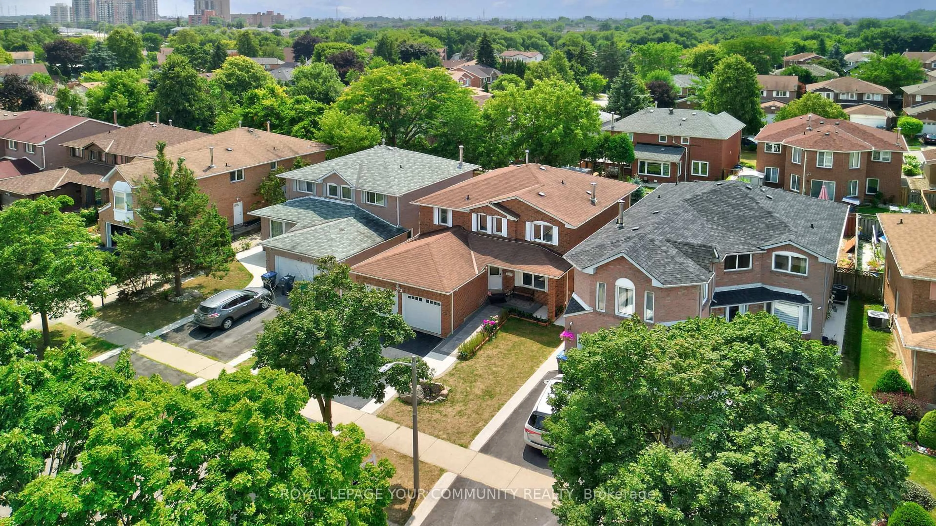 A pic from outside/outdoor area/front of a property/back of a property/a pic from drone, unknown for 73 Peelton Heights Rd, Brampton Ontario L6Y 3A3