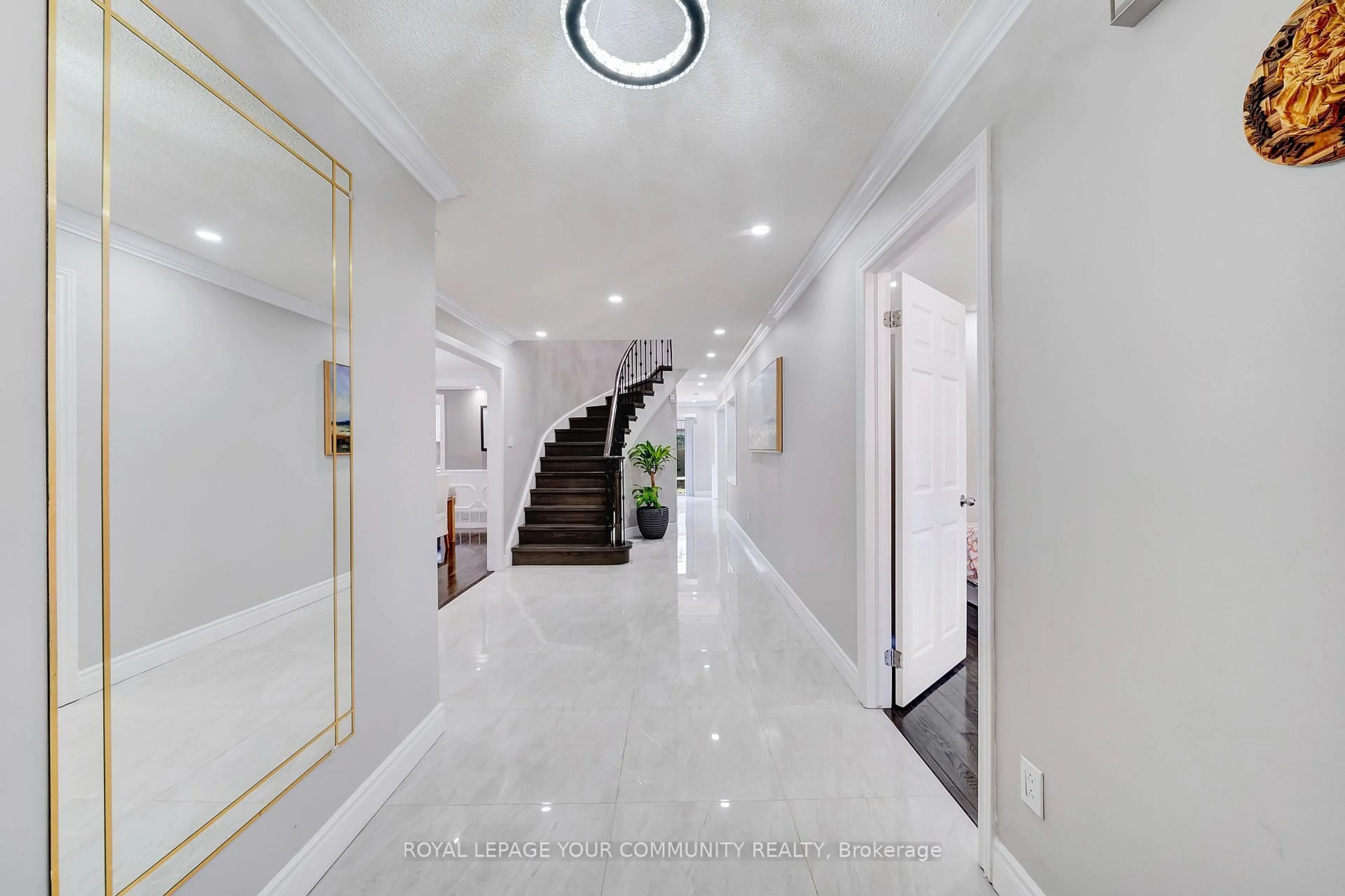 Indoor foyer for 73 Peelton Heights Rd, Brampton Ontario L6Y 3A3