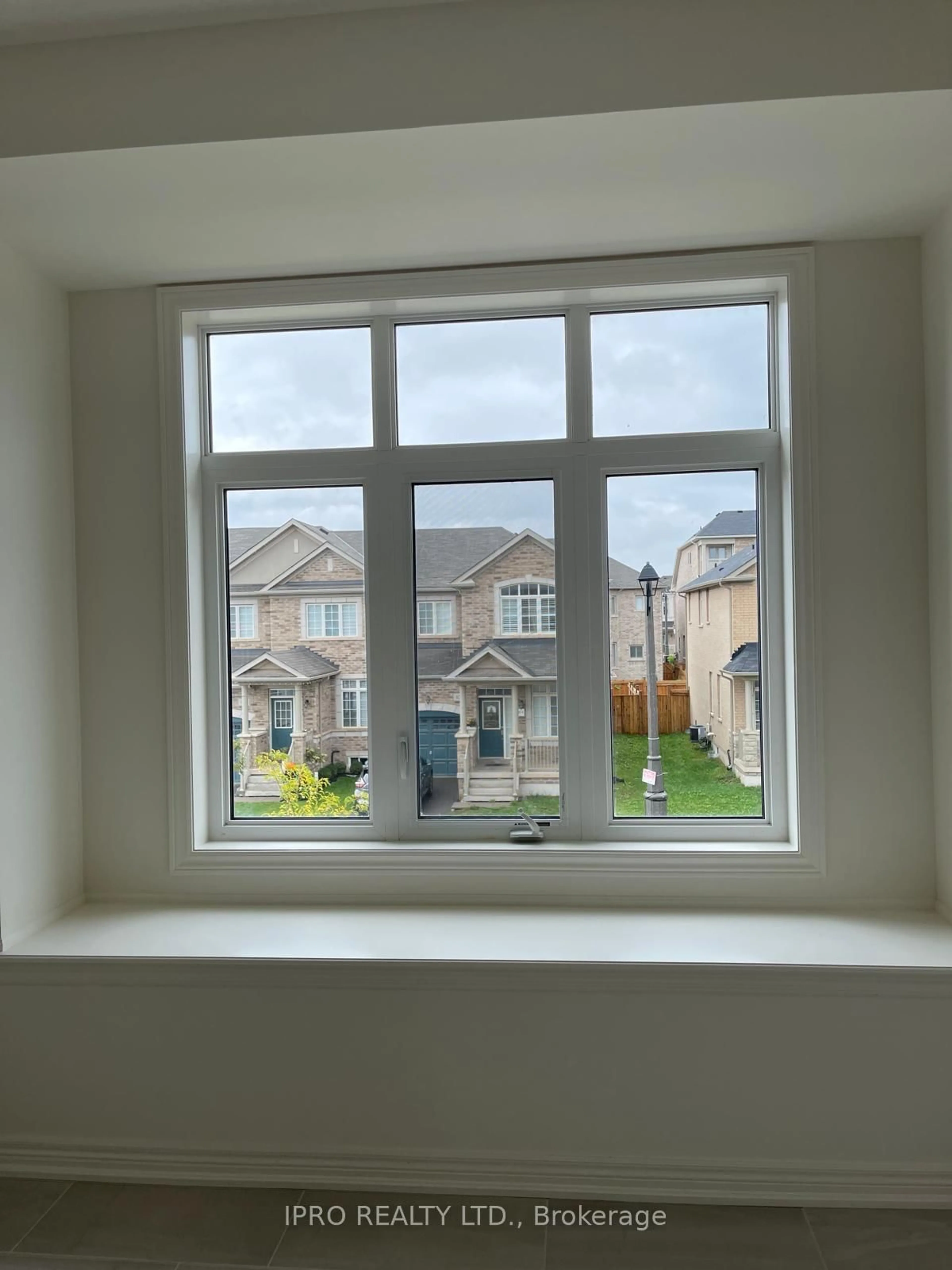 A pic of a room for 428 Silver Maple Rd, Oakville Ontario L6H 7H5