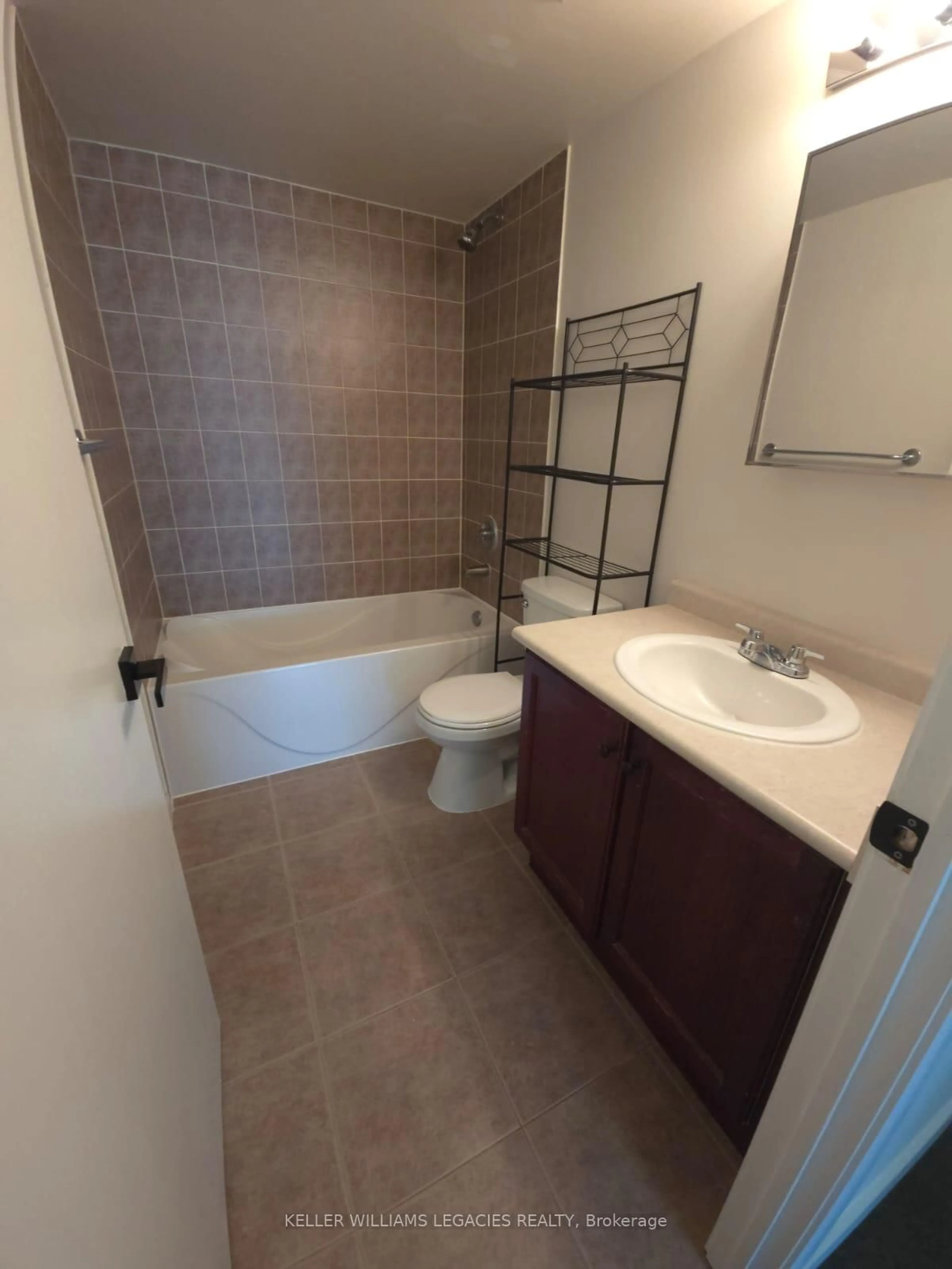 Standard bathroom, ceramic/tile floor for 2464 Weston Rd #709, Toronto Ontario M9N 0A2