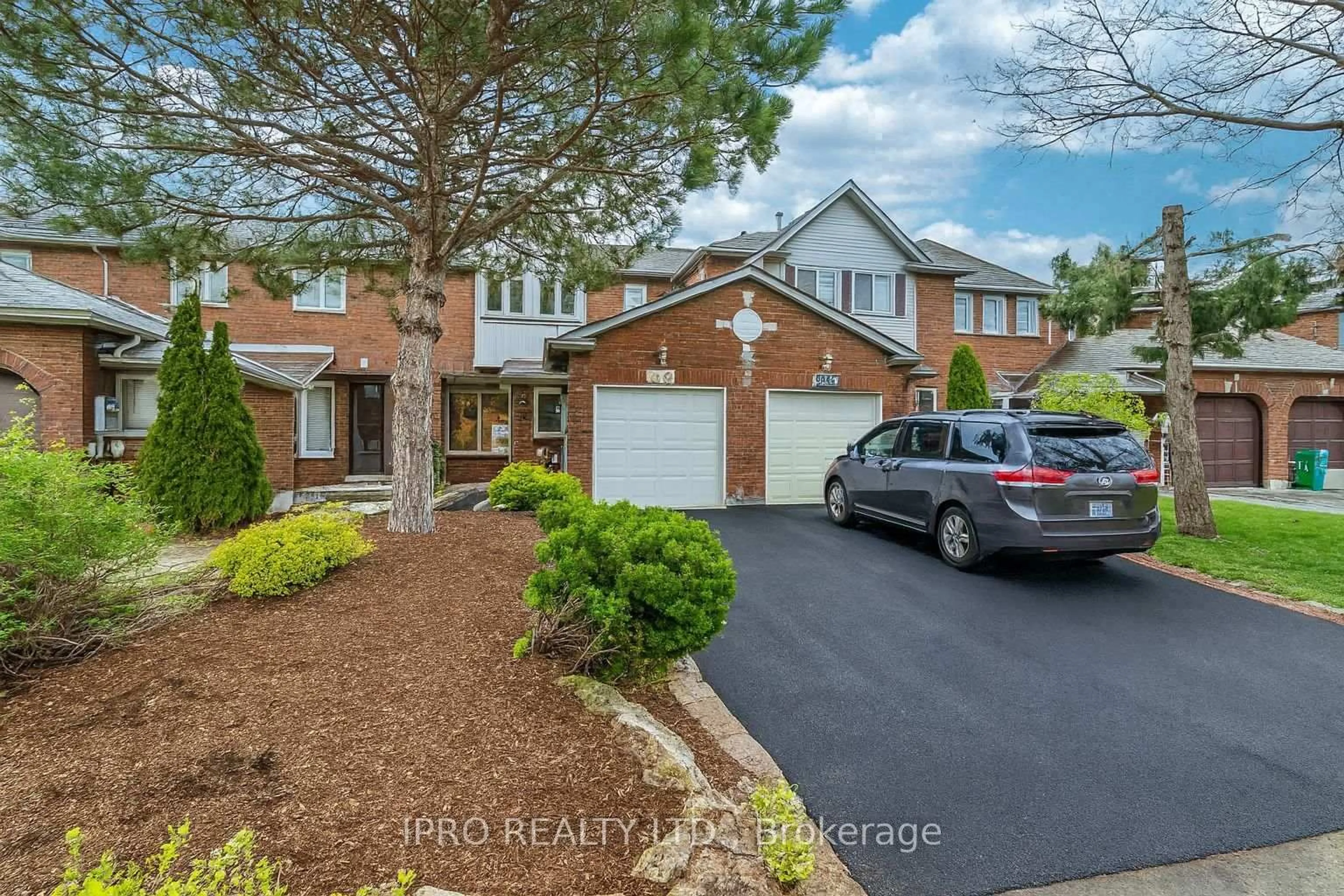 A pic from outside/outdoor area/front of a property/back of a property/a pic from drone, street for 2771 Lindholm Cres, Mississauga Ontario L5M 4S1