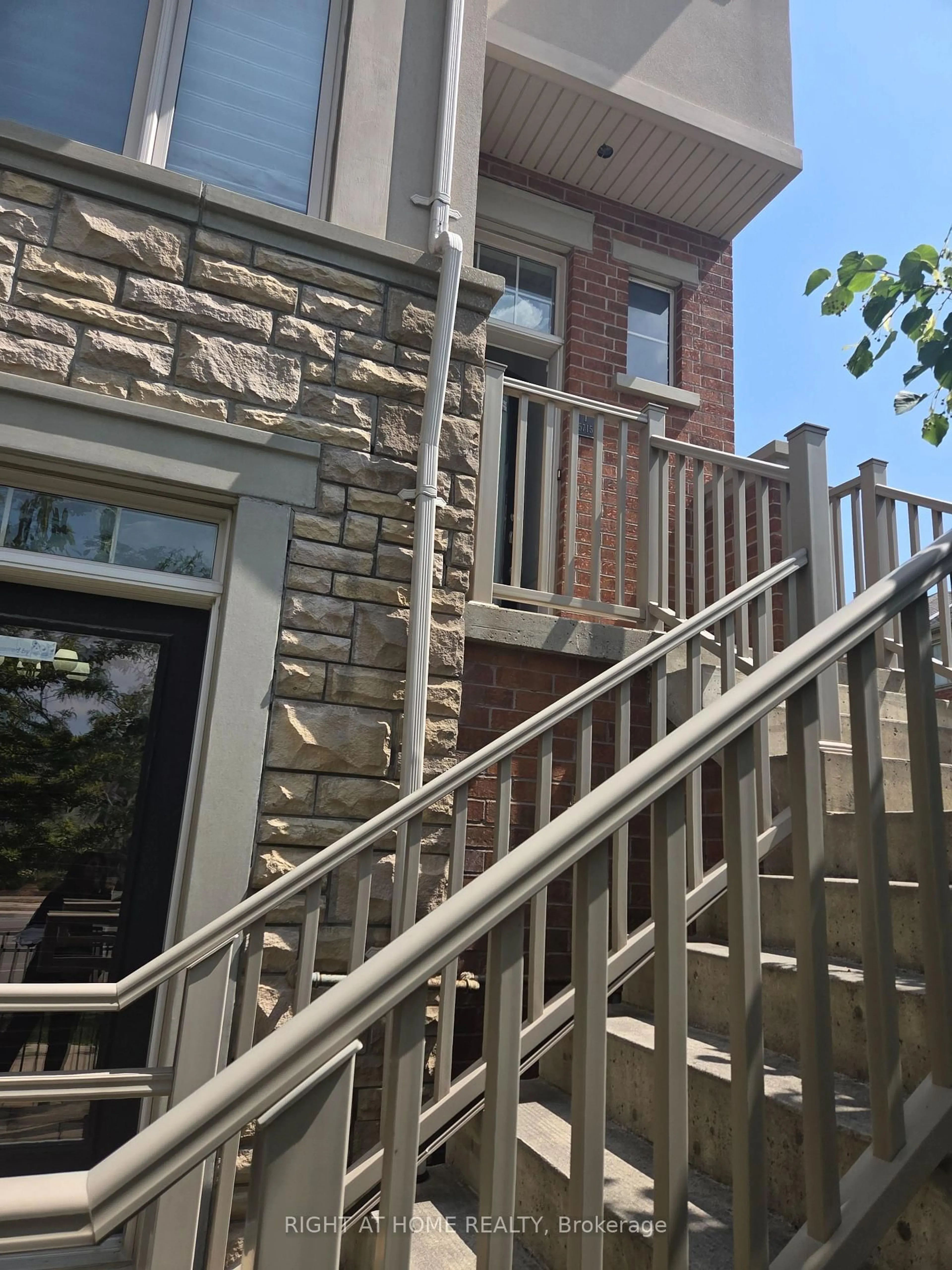 Stairs for 5715 Tenth Line #1, Mississauga Ontario L5M 0R2
