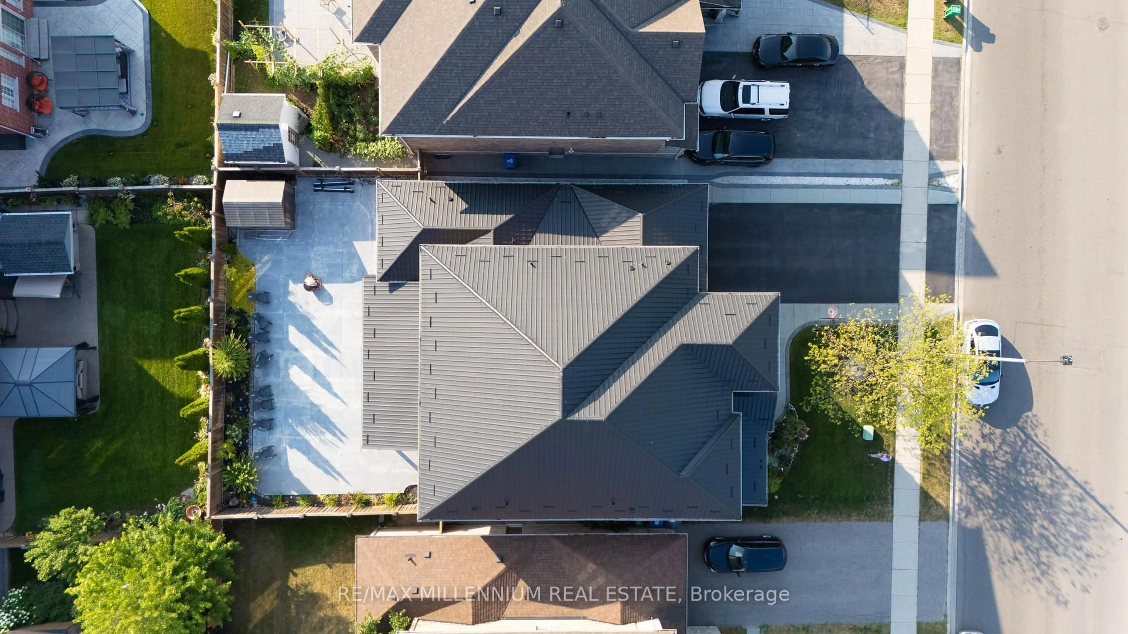 A pic from outside/outdoor area/front of a property/back of a property/a pic from drone, street for 6 Landscape Dr, Brampton Ontario L6P 2Z1