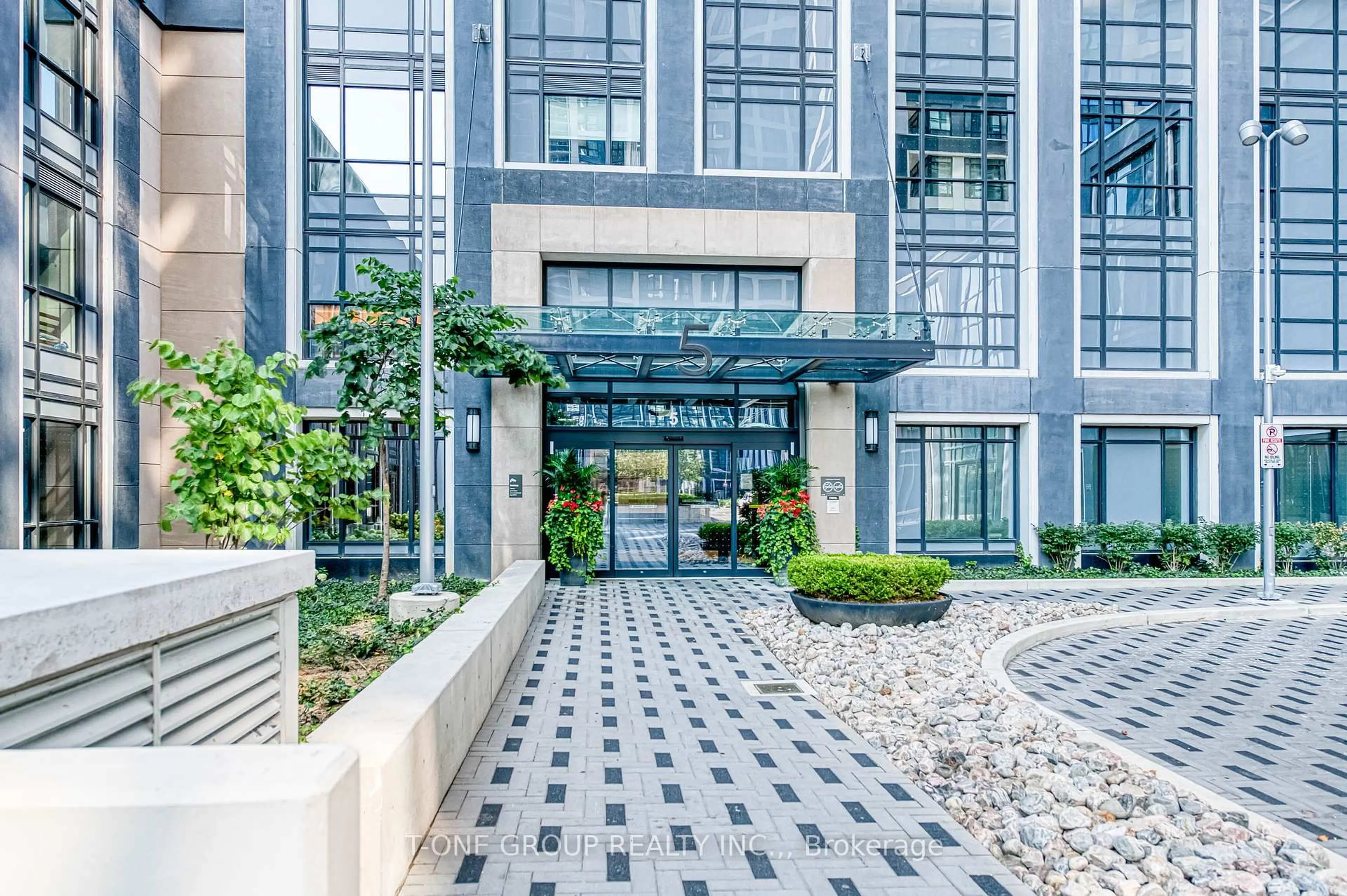 Indoor foyer for 5 Mabelle Ave #1428, Toronto Ontario M9A 4Y1