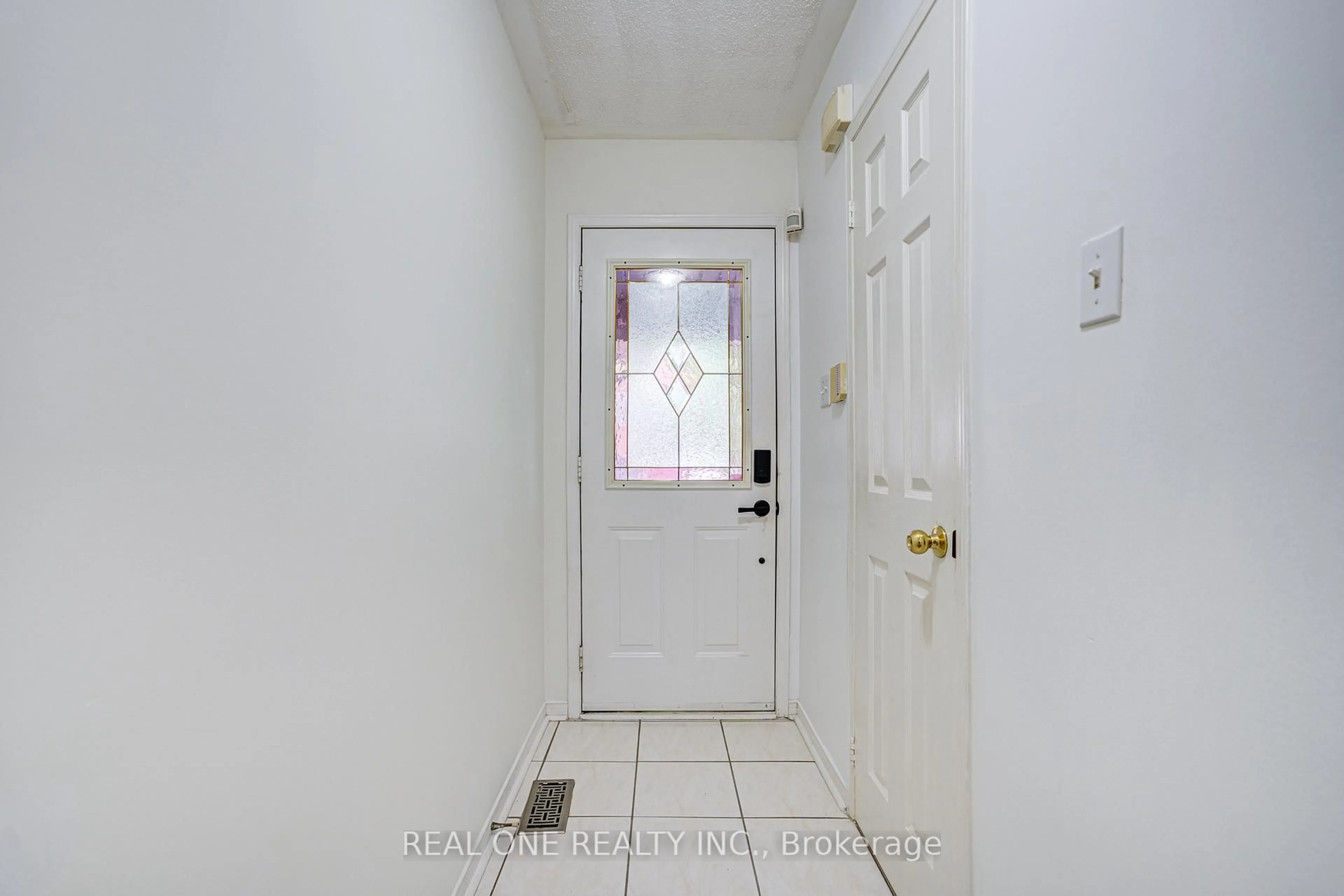 Indoor entryway for 2899 Westbury Crt, Mississauga Ontario L5M 6B2
