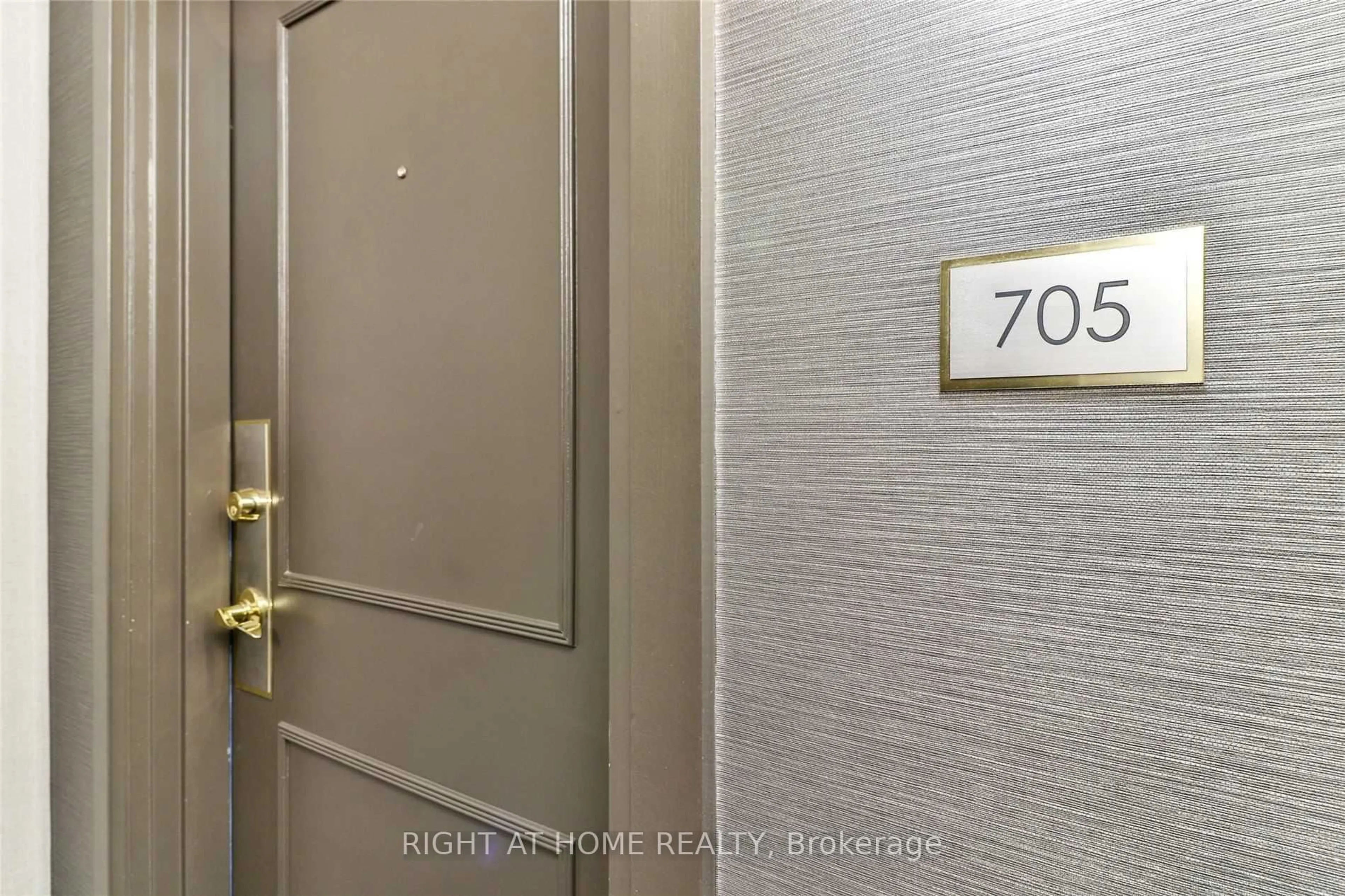 Indoor foyer for 1140 Parkwest Pl #705, Mississauga Ontario L5E 3K9