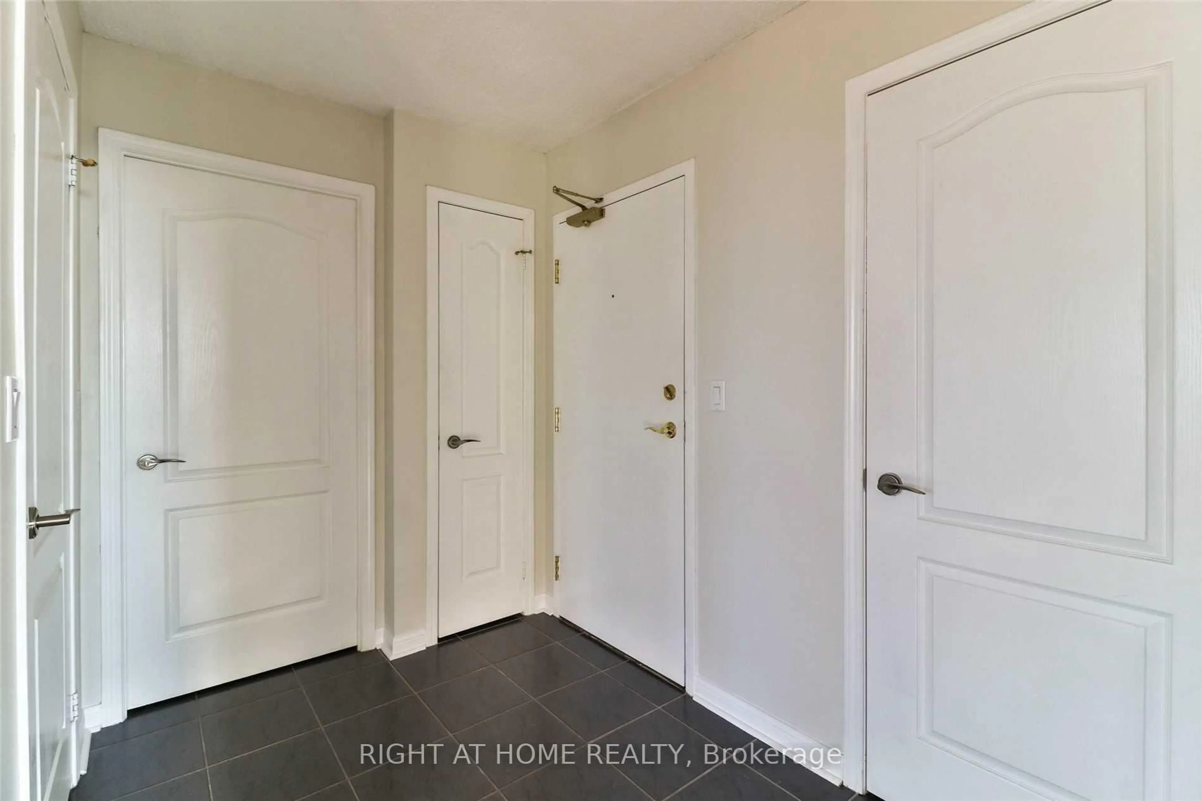 Indoor entryway for 1140 Parkwest Pl #705, Mississauga Ontario L5E 3K9