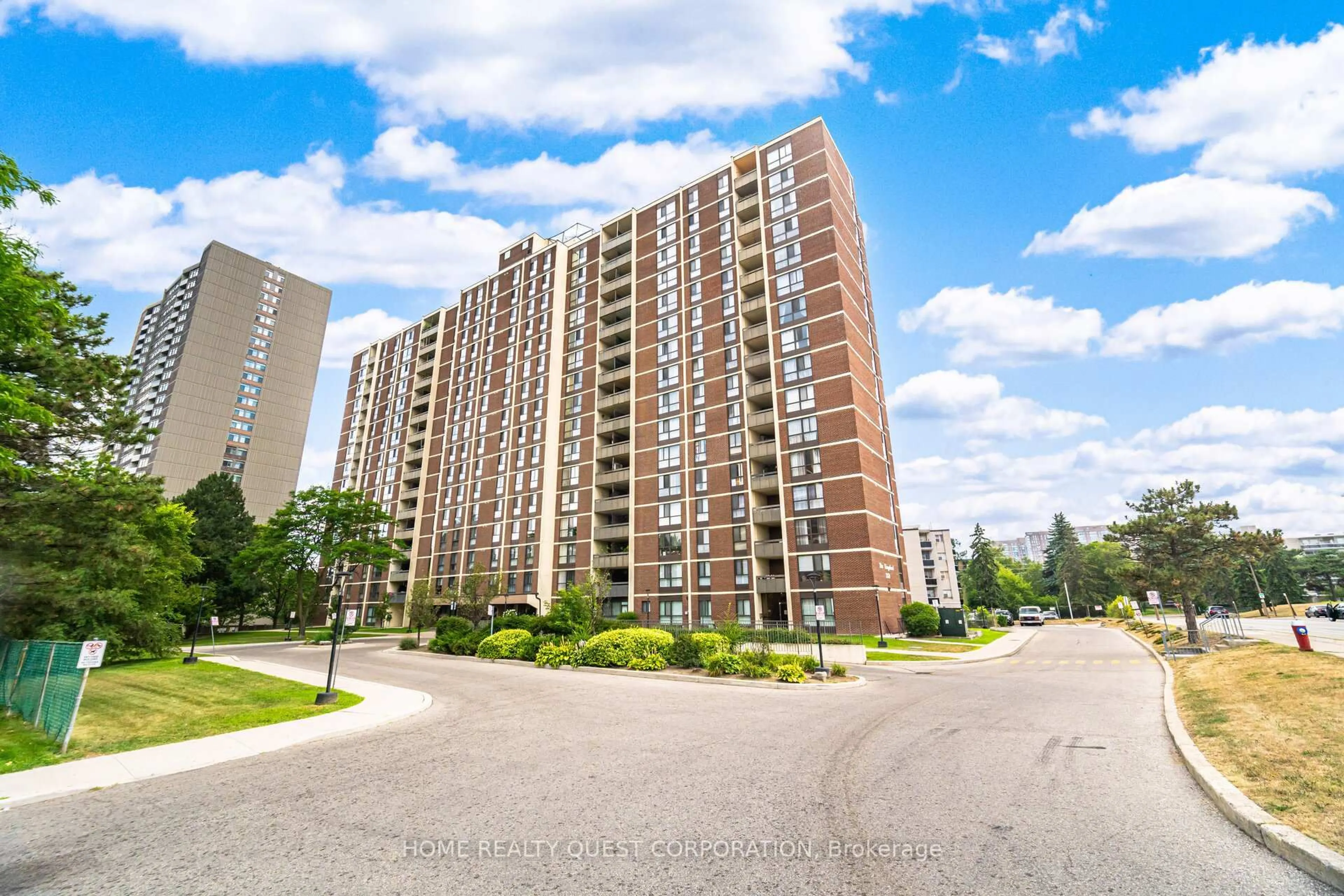 A pic from outside/outdoor area/front of a property/back of a property/a pic from drone, unknown for 3170 Kirwin Ave #510, Mississauga Ontario L5A 3R1