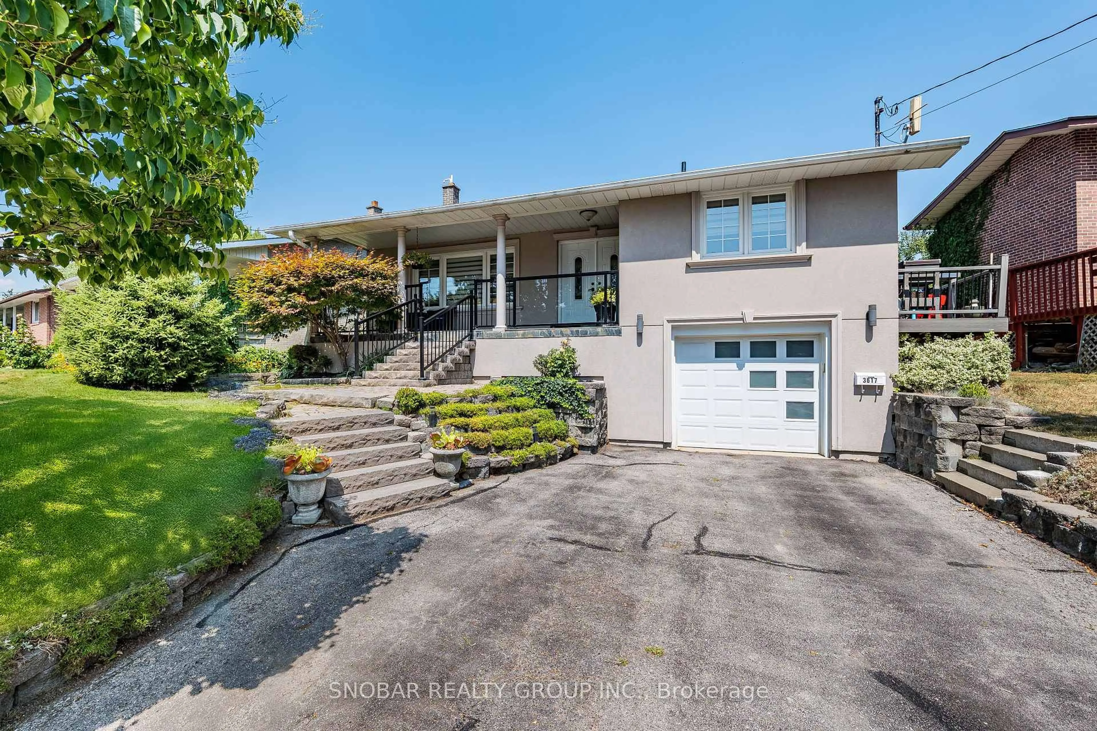 A pic from outside/outdoor area/front of a property/back of a property/a pic from drone, street for 3617 Queenston Dr, Mississauga Ontario L5C 2G9