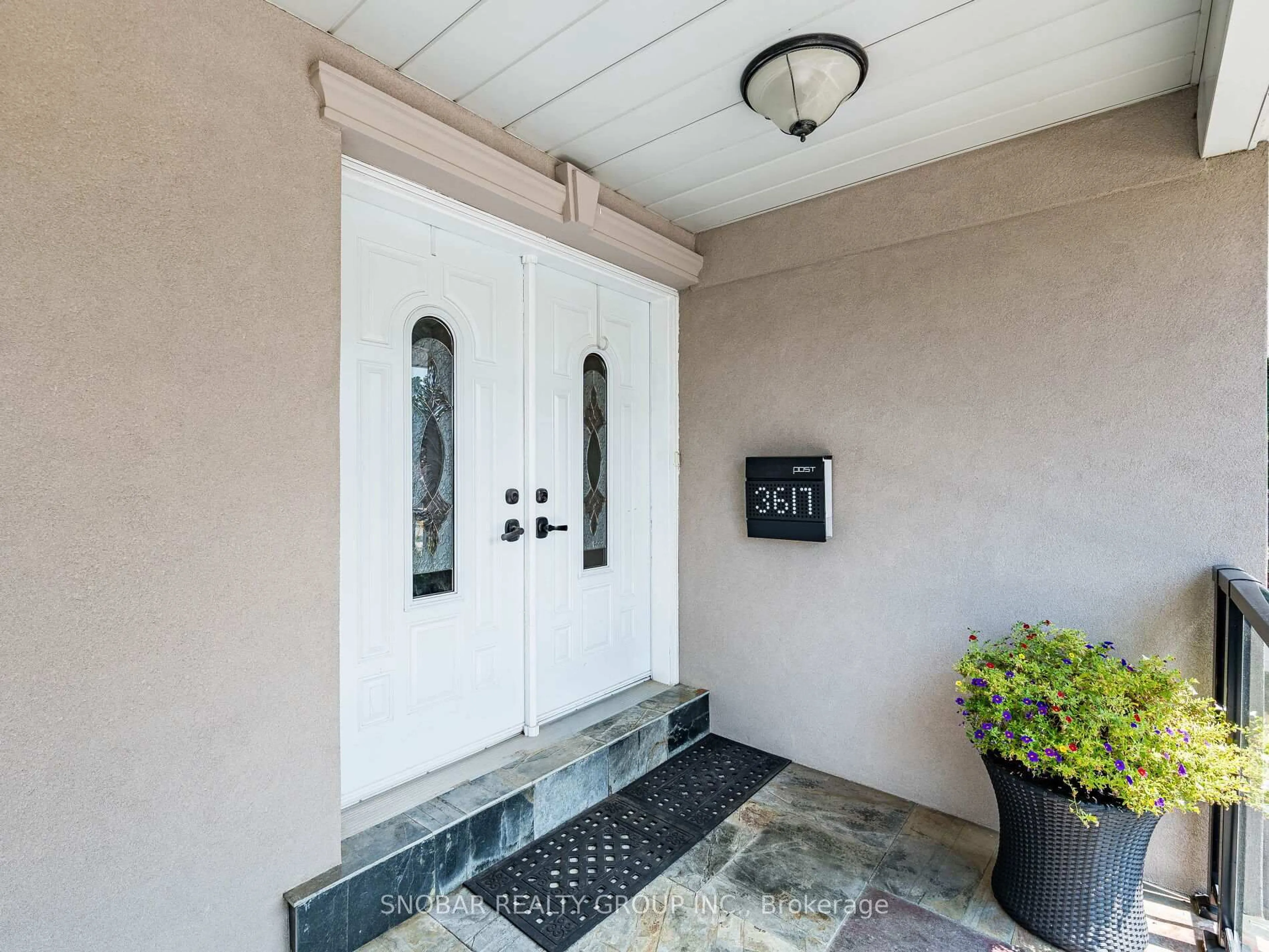 Indoor entryway for 3617 Queenston Dr, Mississauga Ontario L5C 2G9