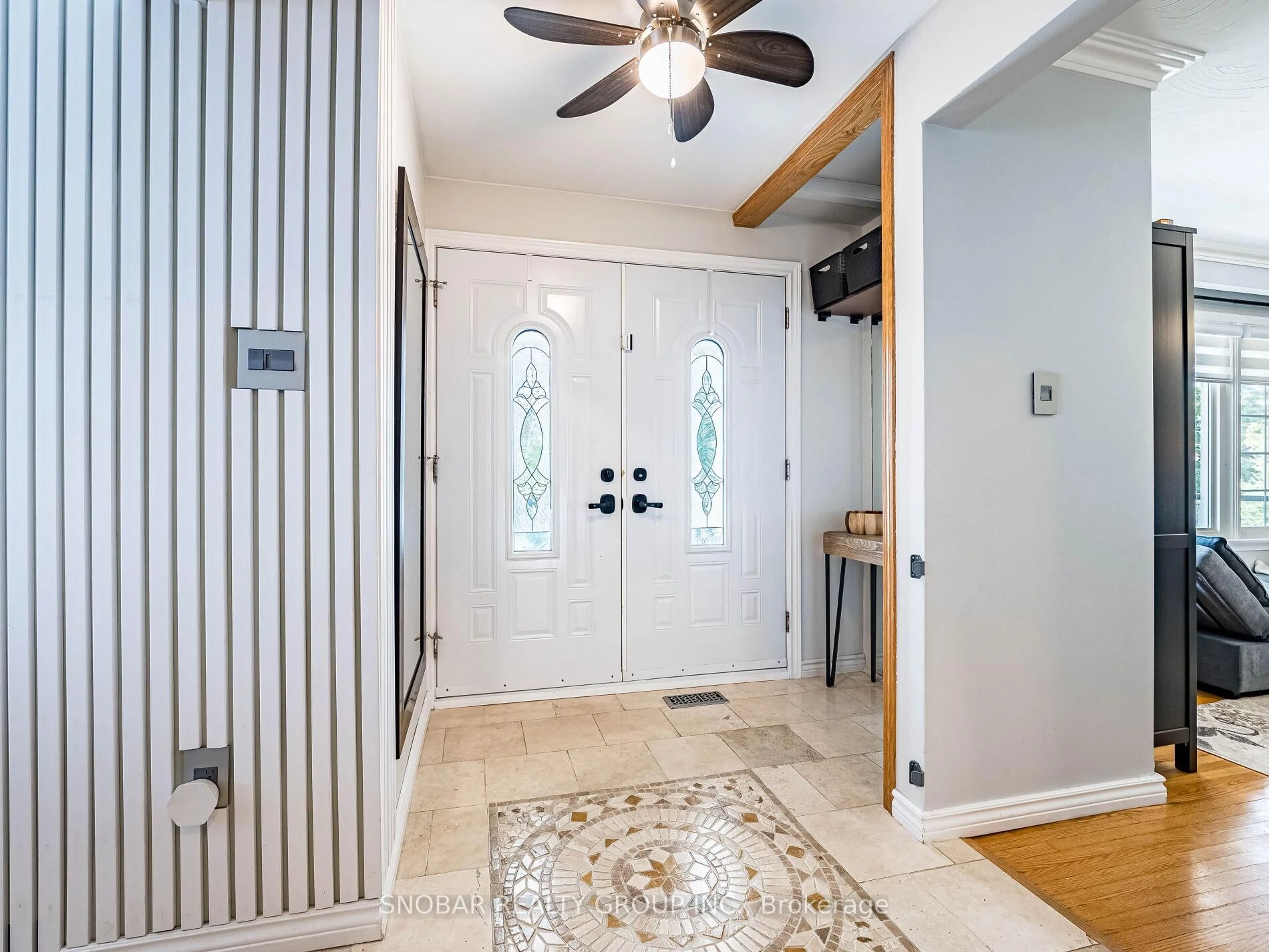 Indoor entryway for 3617 Queenston Dr, Mississauga Ontario L5C 2G9