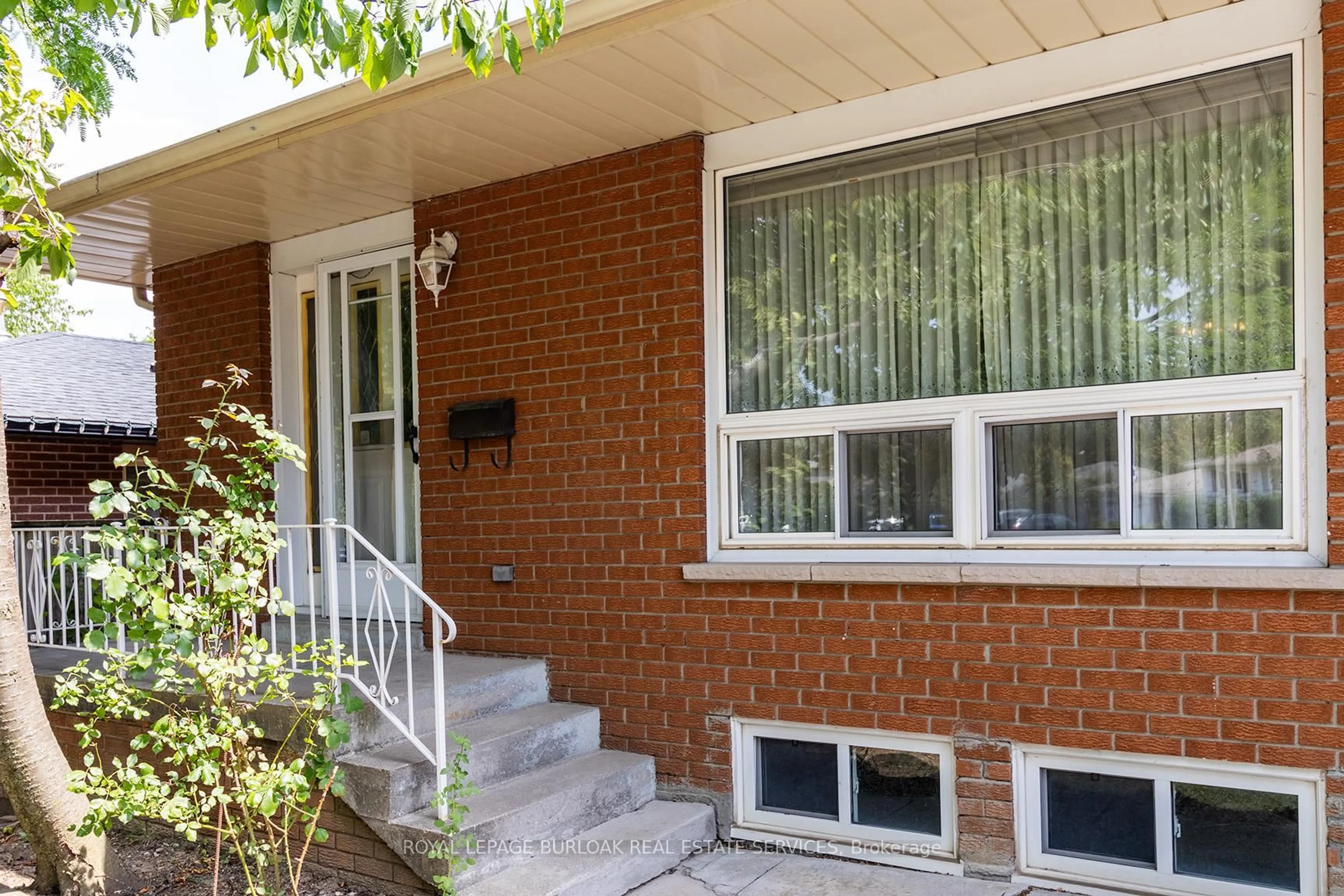 Home with brick exterior material, street for 3072 Parkgate Cres, Burlington Ontario L7M 1C7