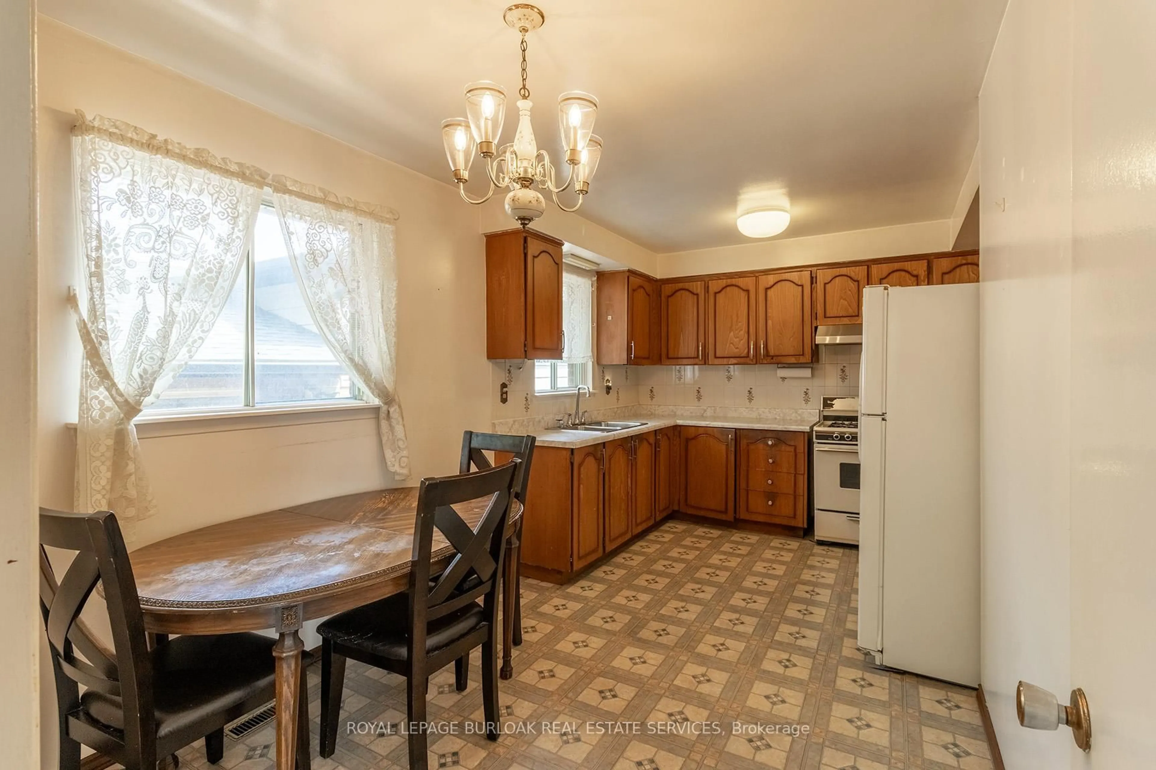 Standard kitchen, ceramic/tile floor for 3072 Parkgate Cres, Burlington Ontario L7M 1C7