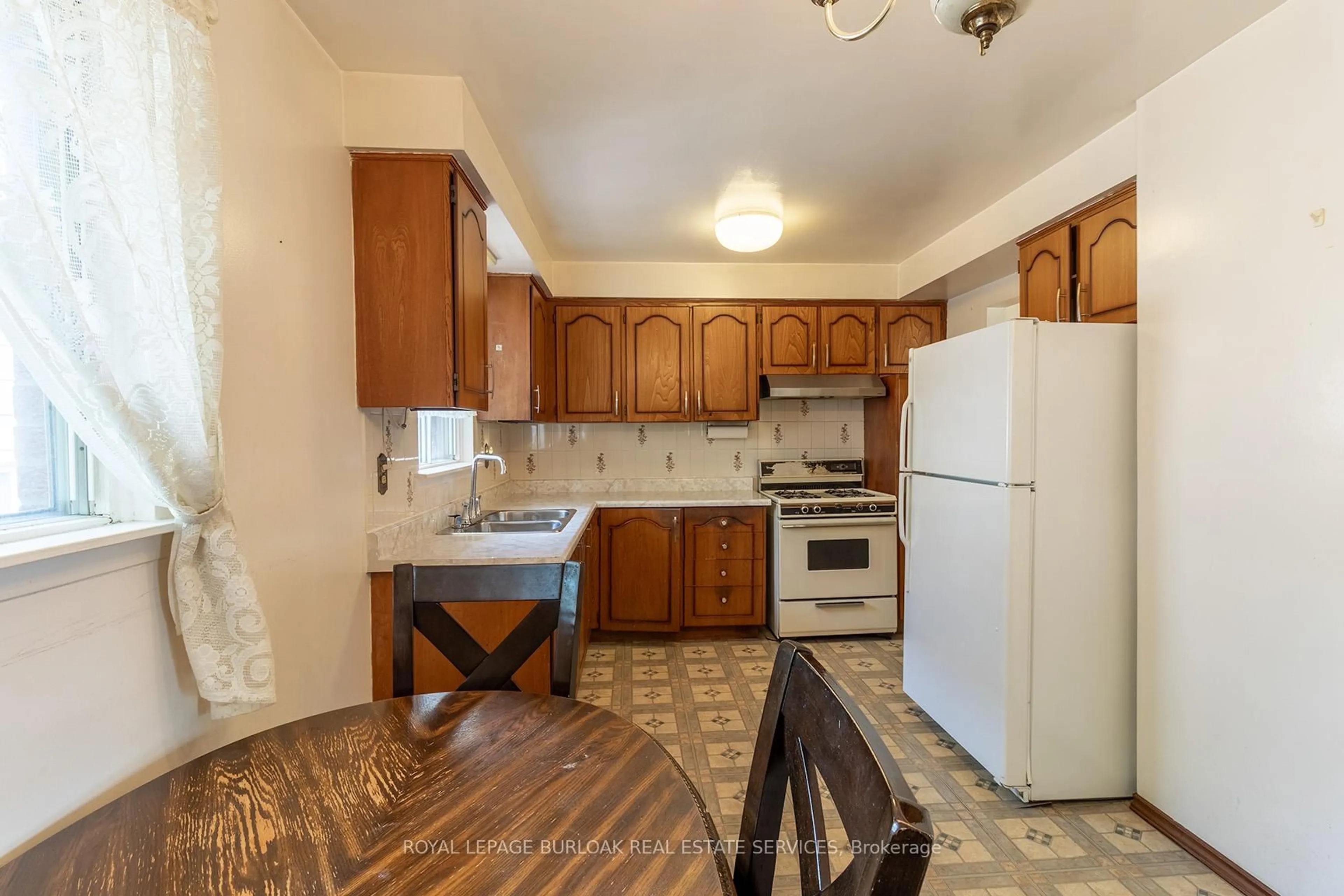 Standard kitchen, unknown for 3072 Parkgate Cres, Burlington Ontario L7M 1C7