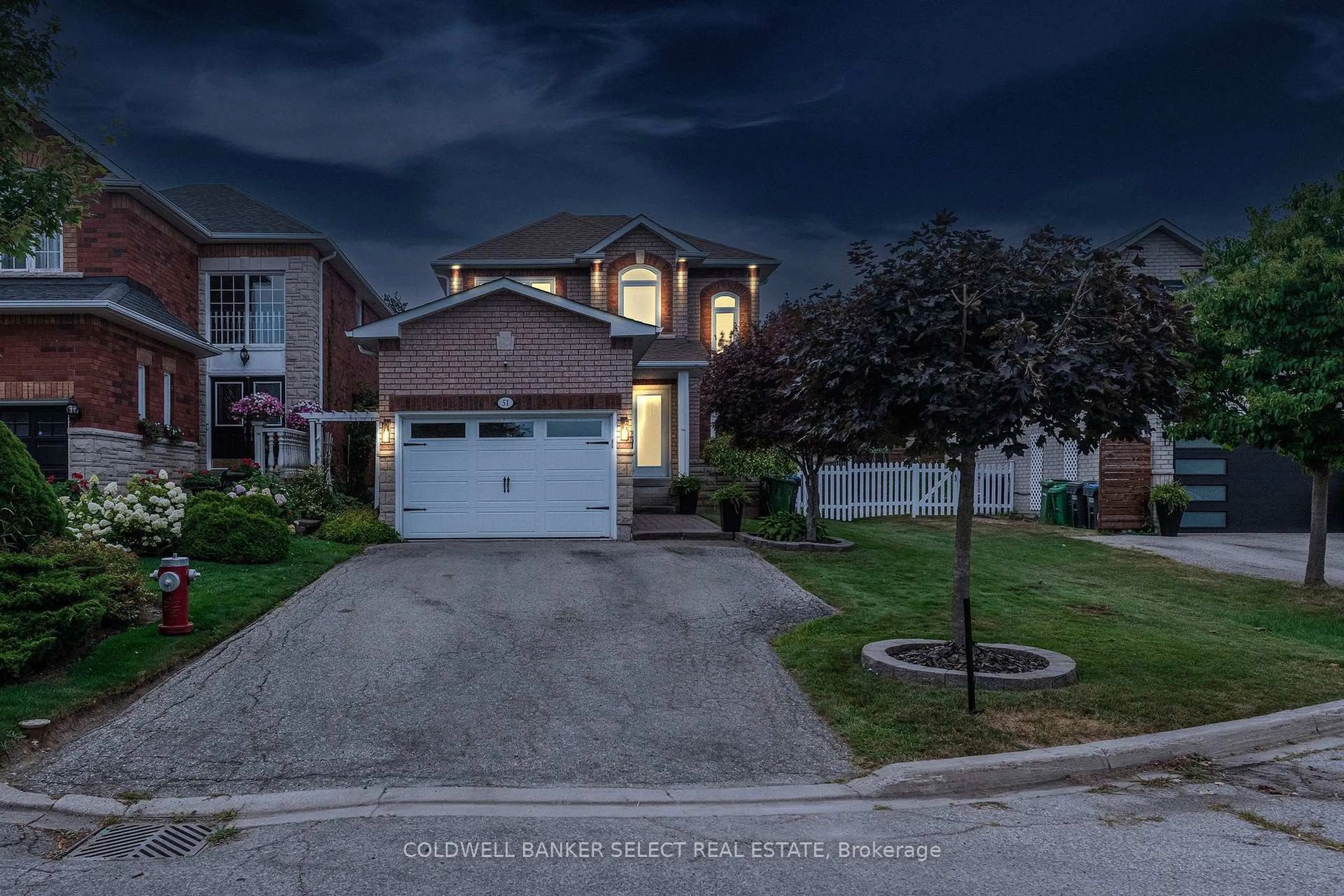 A pic from outside/outdoor area/front of a property/back of a property/a pic from drone, street for 51 Country Stroll Cres, Caledon Ontario L7E 2H3